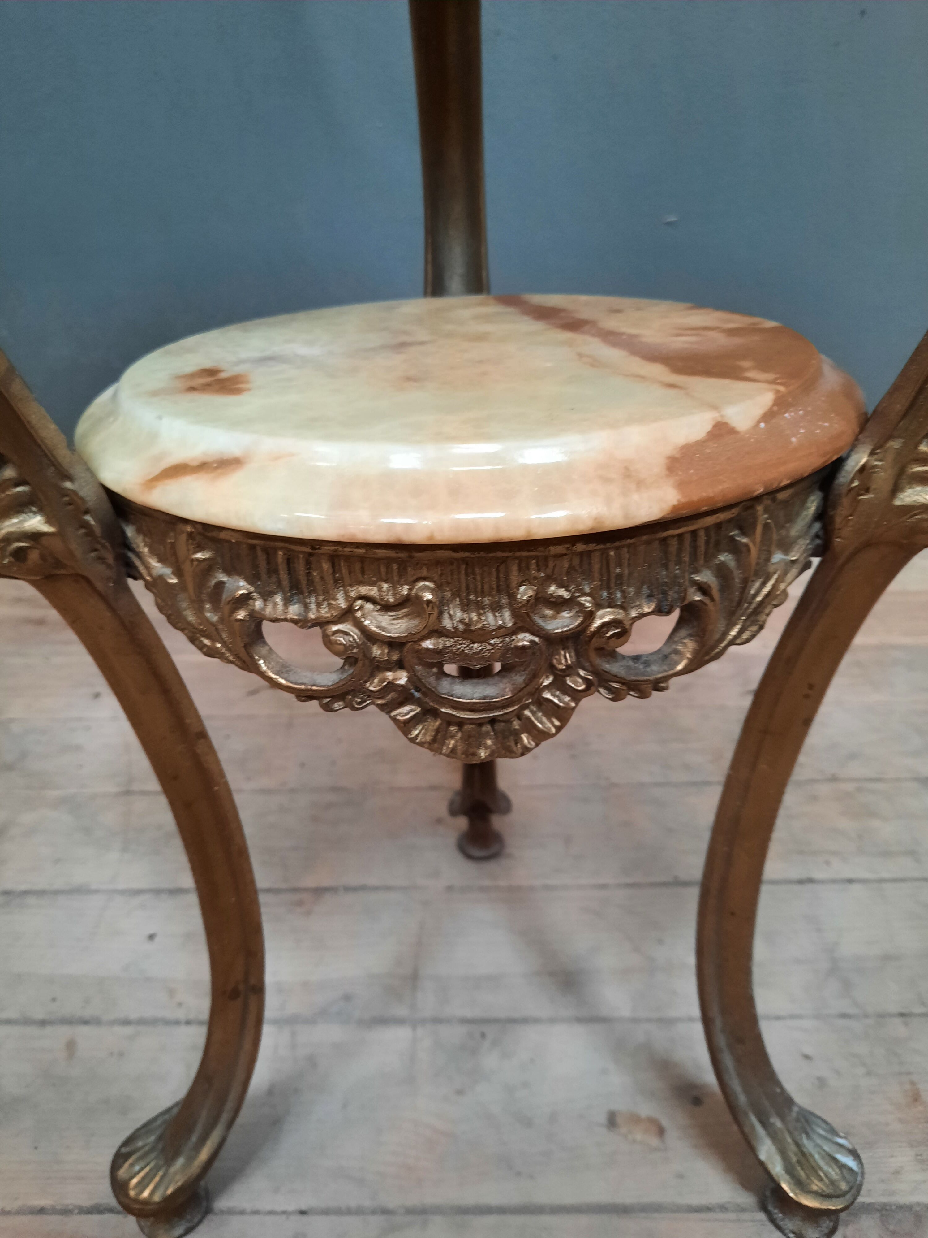 Bronze and onyx selette