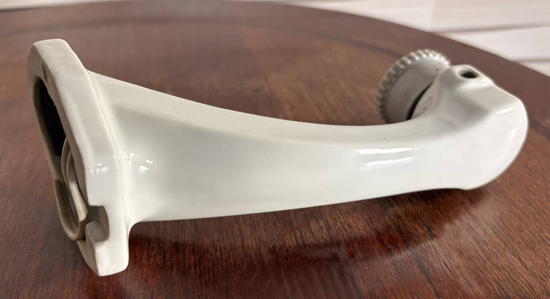 Vintage wall lamp in white porcelain – Utility elegance in the cart.