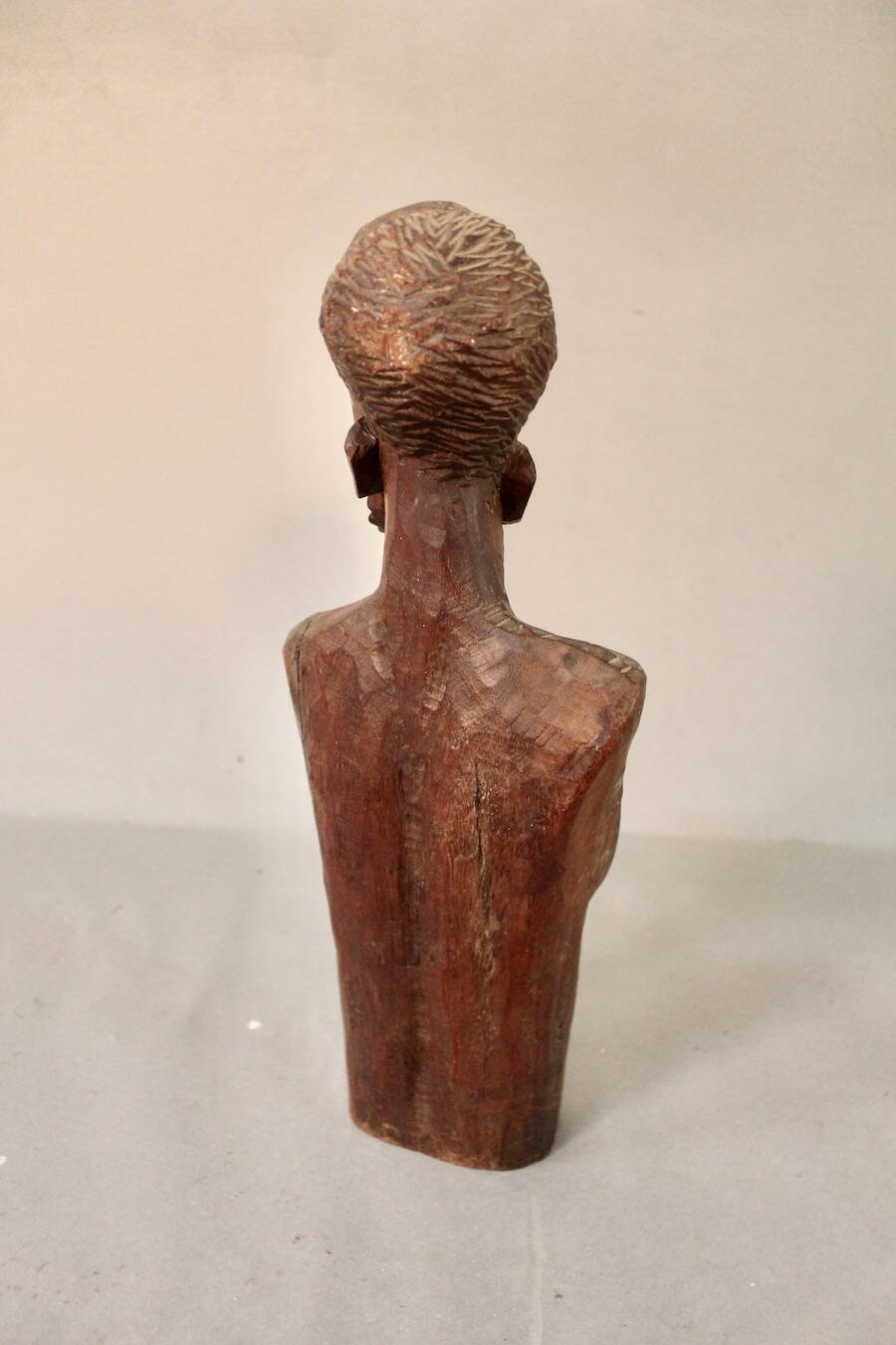 Bust Man in carved wood.