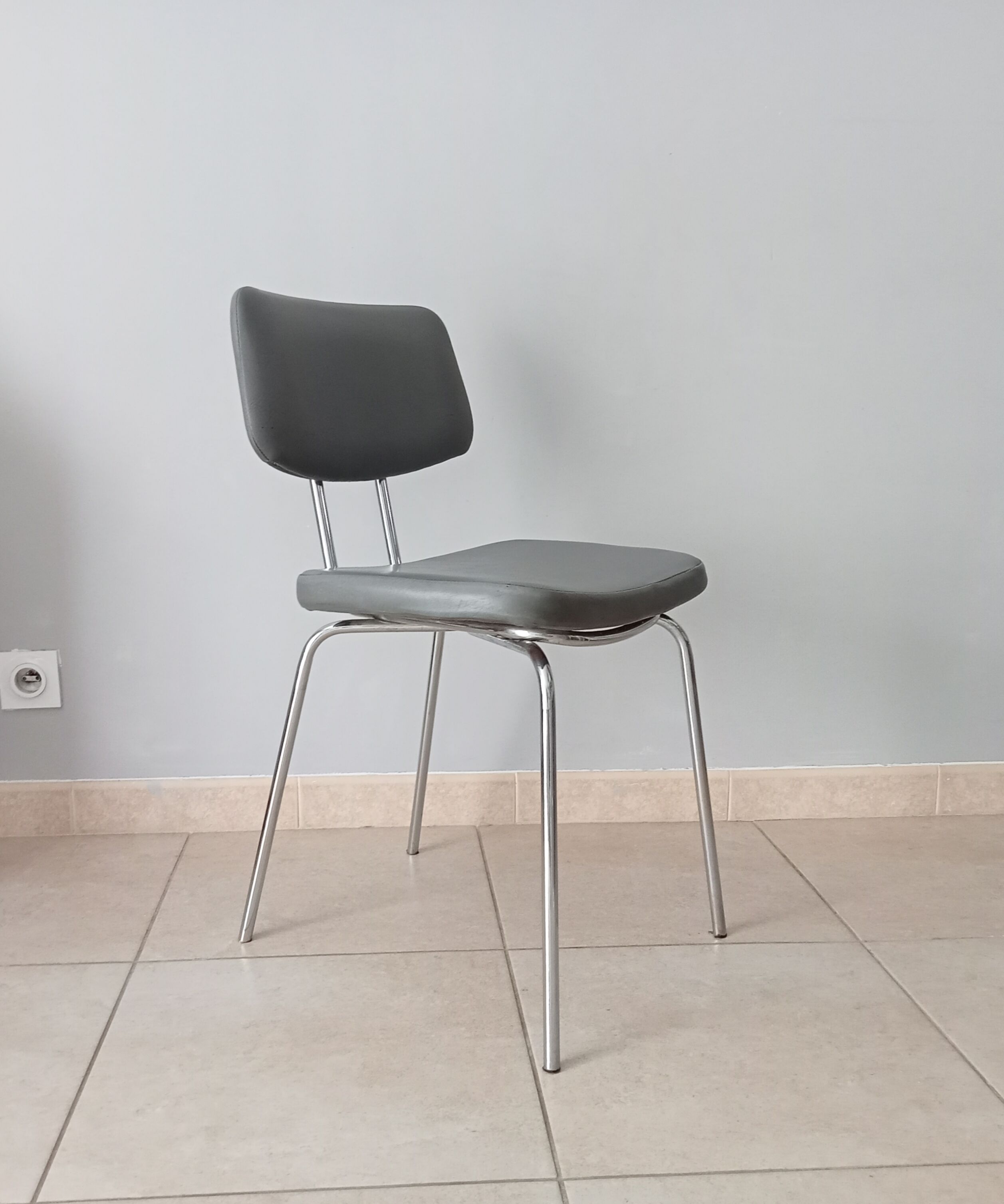 Vintage chair in skai and chrome 1950s