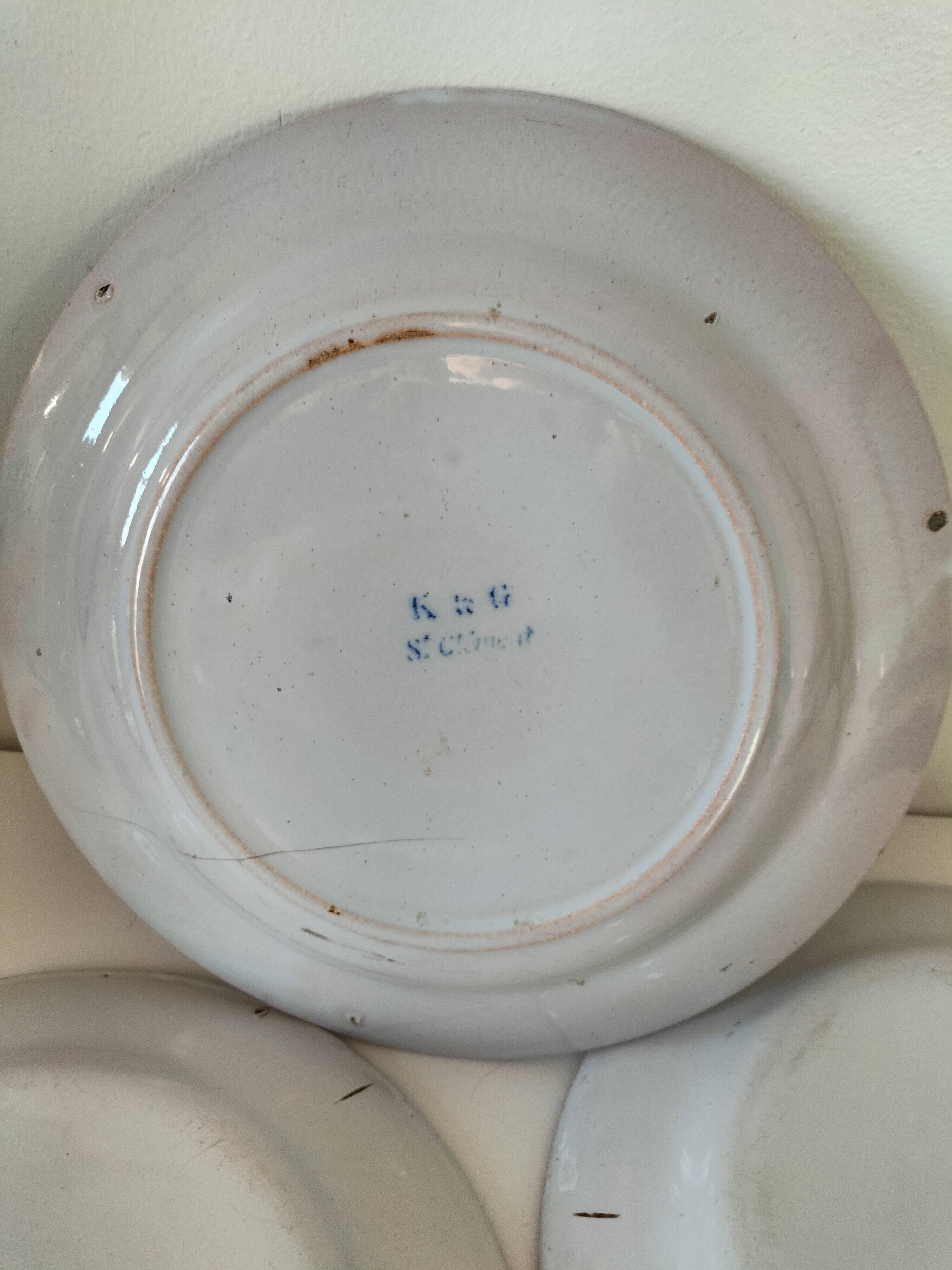 Rooster plates & baskets, earthenware in the spirit of a French bistro.