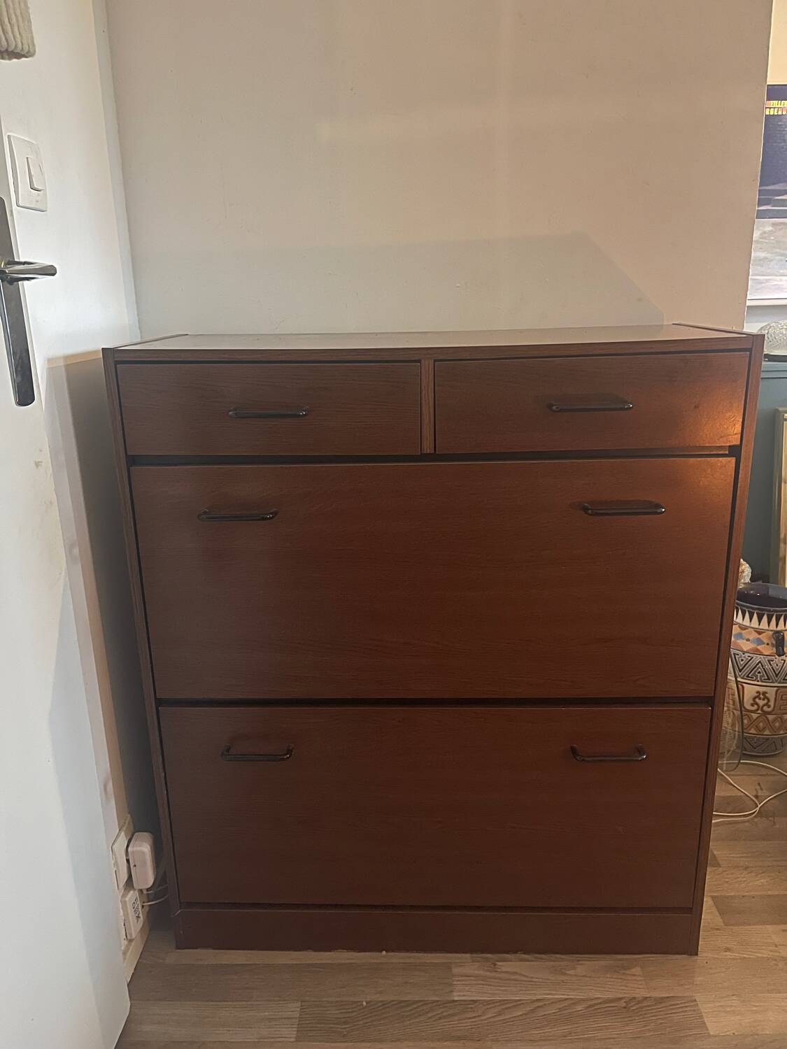 Shoe cabinet