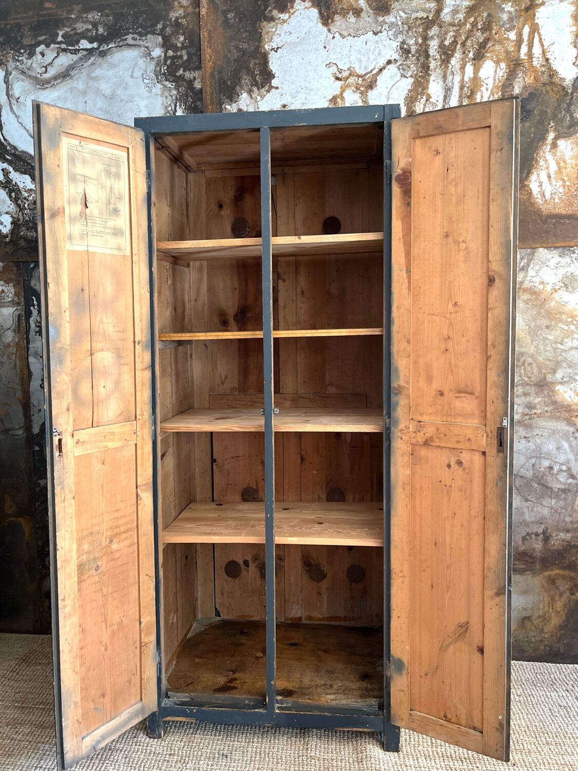Armoire parisienne d'atelier