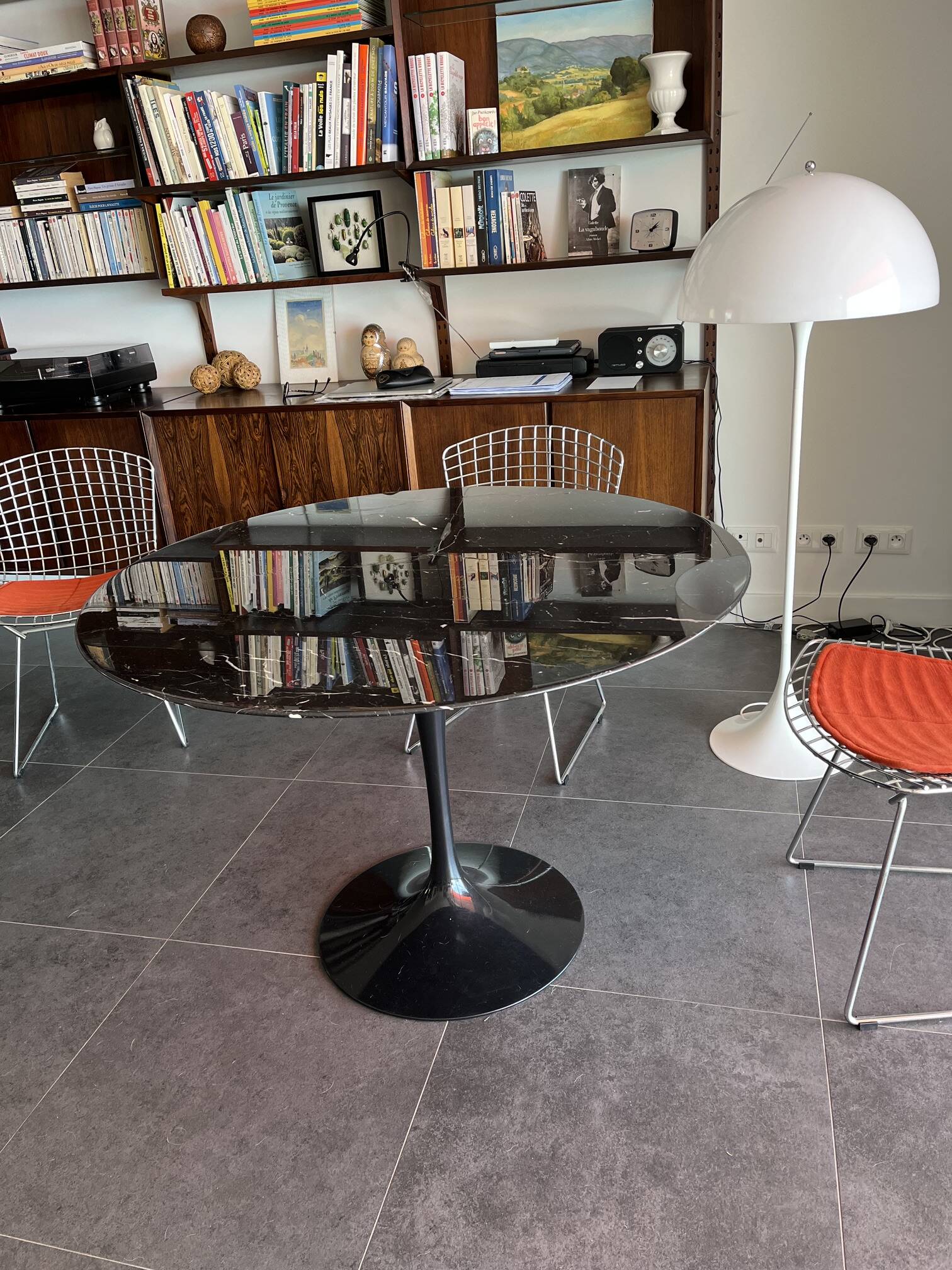 Black marble round table Knoll