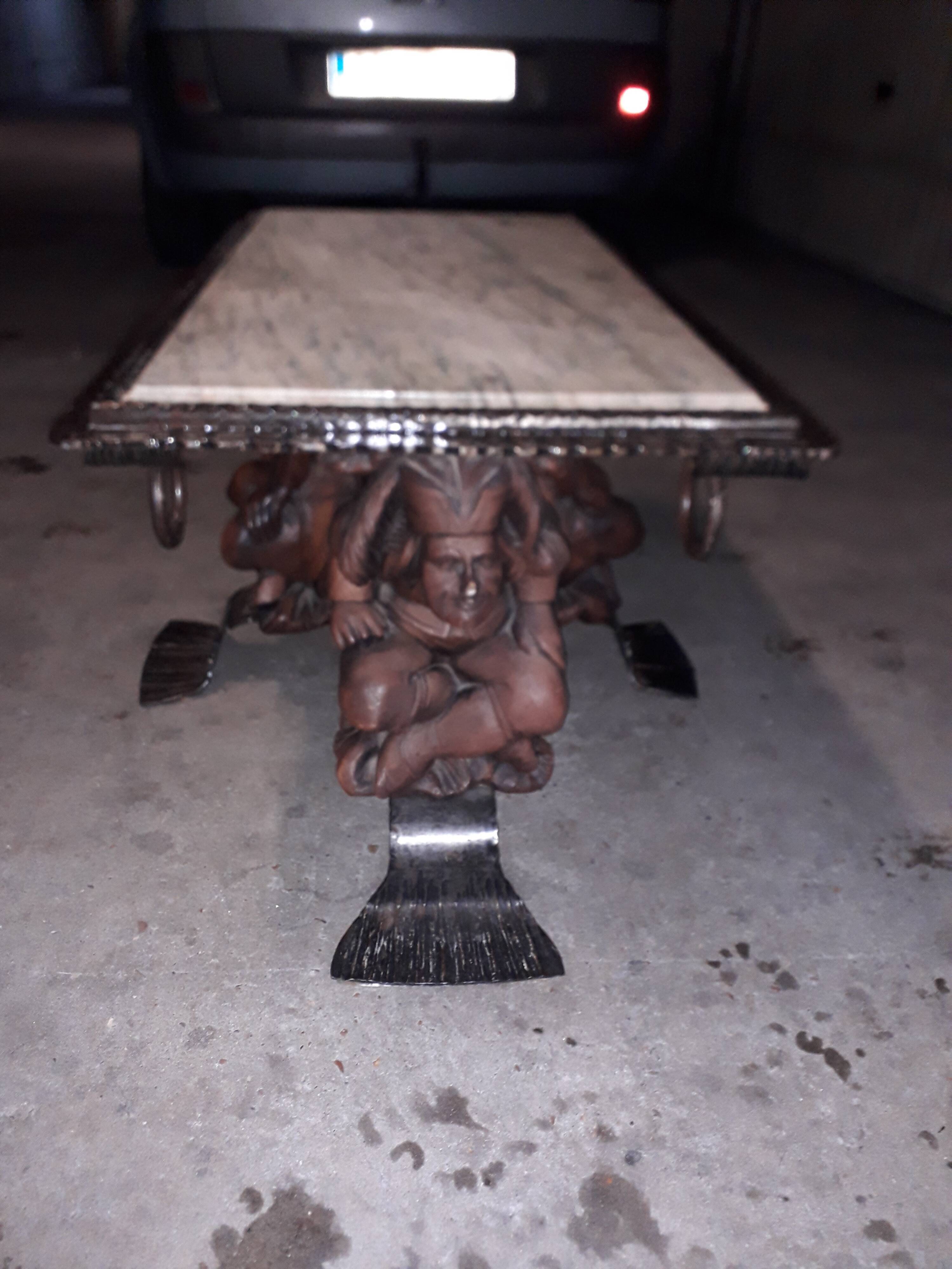 Table basse à motif gothique et marbre