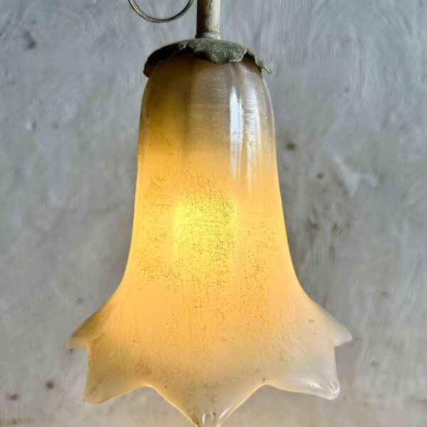 Lampadaire floral élégant en tôle d'acier avec pendentifs en verre, milieu du siècle, France 1980