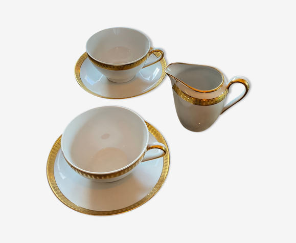 Duo tasses et verseuse à lait en porcelaine blanche et dorure