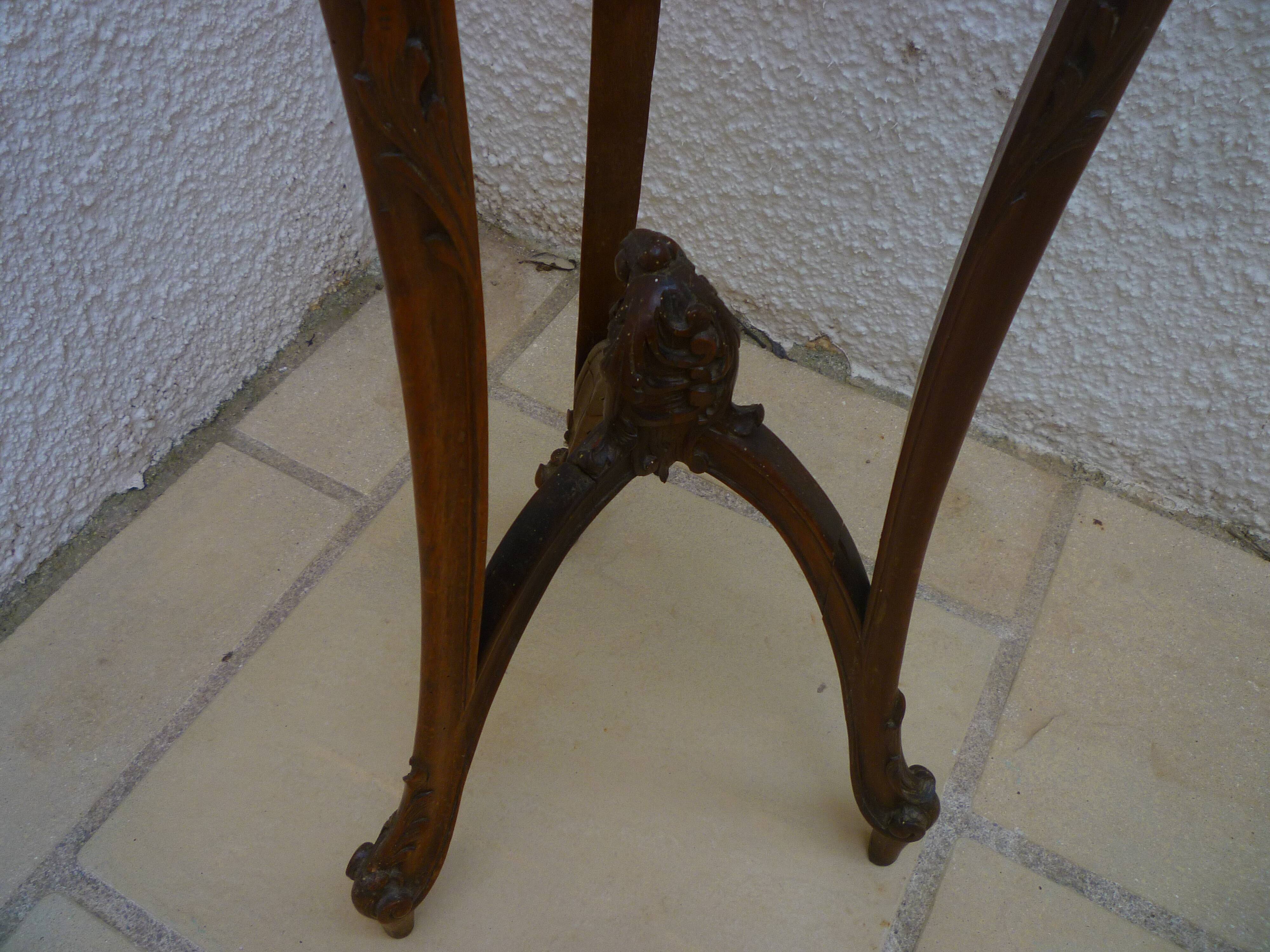 Ancienne selette en bois sculté