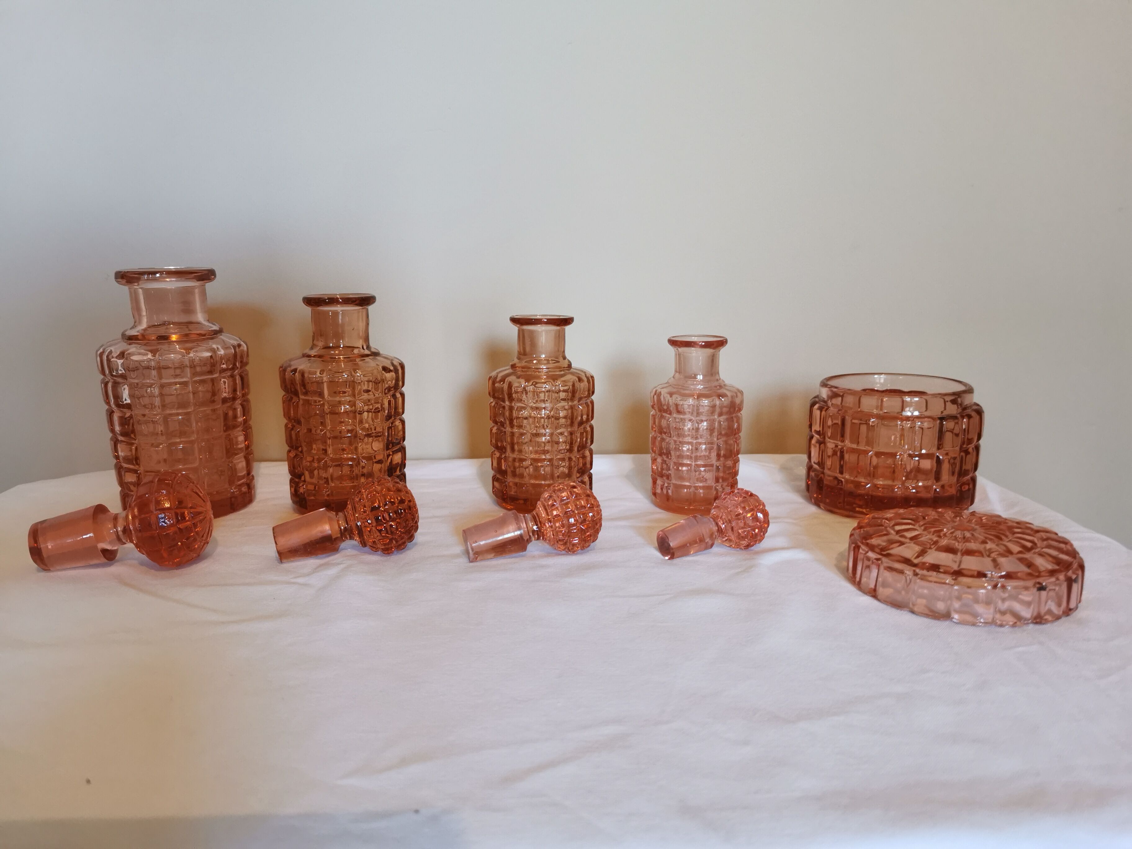Set of 4 bottles and an art deco box in pink Bayel crystal