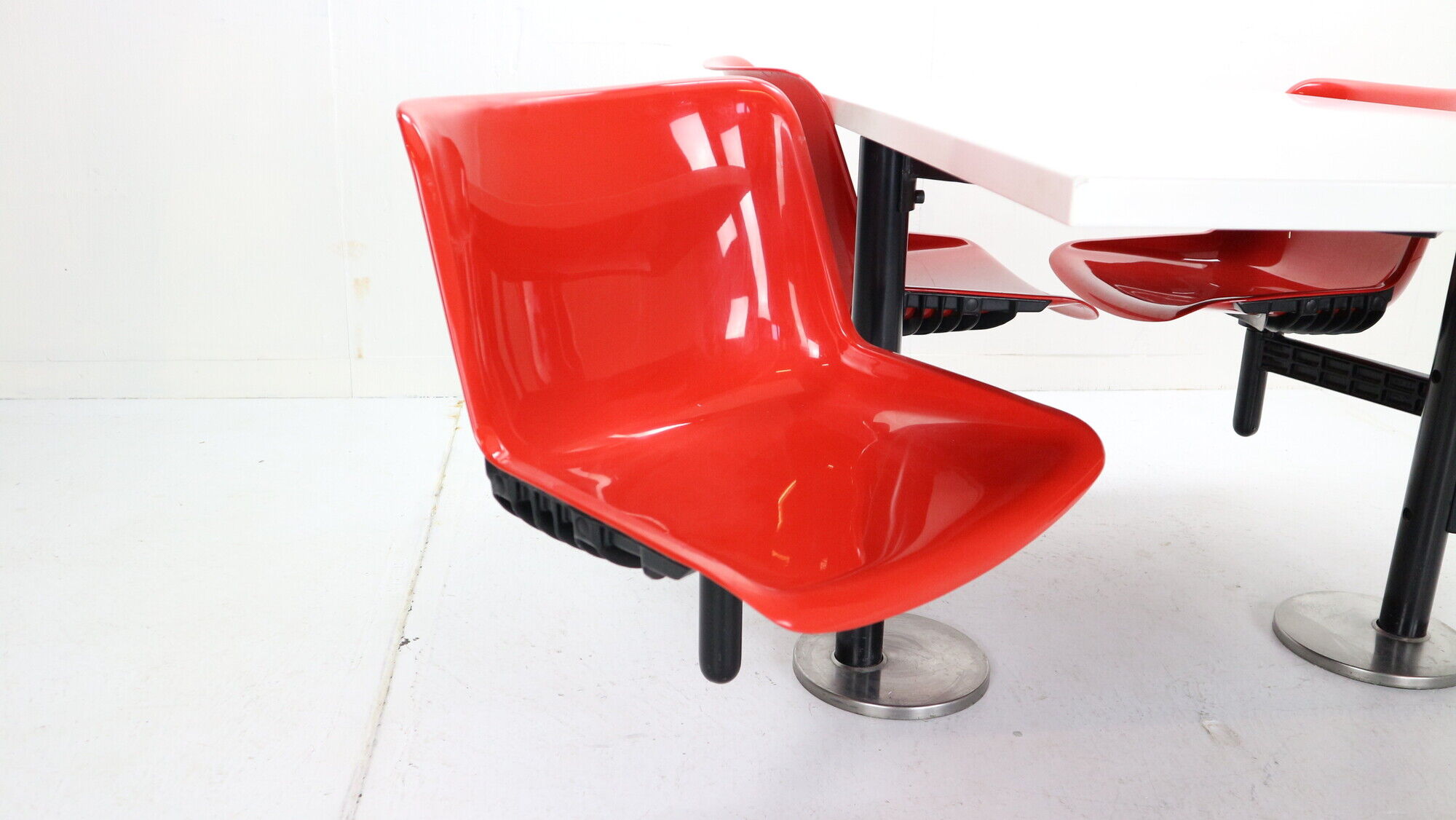 Osvaldo Borsani contemporary table and 4 build in chairs for Tecno, 1970s