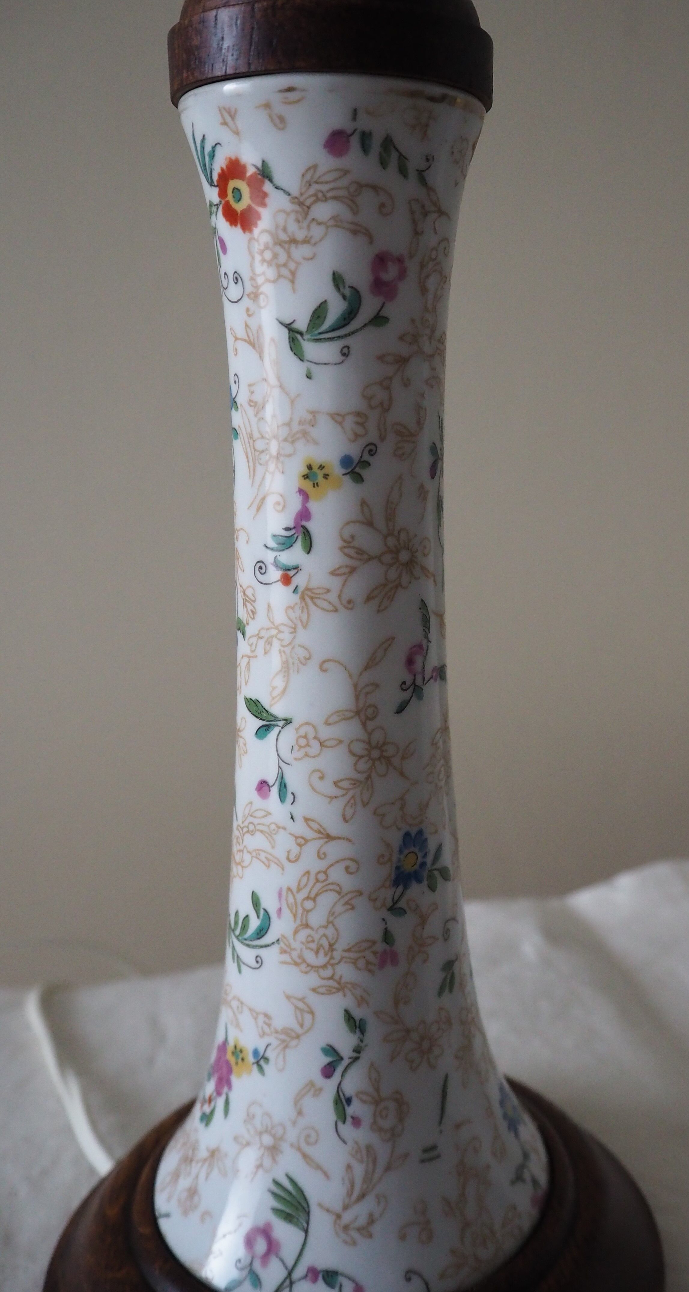 Table lamp for bedside use in earthenware with a wooden base.