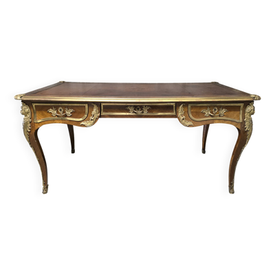 Bureau plat de style Louis XV en acajou, marqueterie, cuir et bronzes