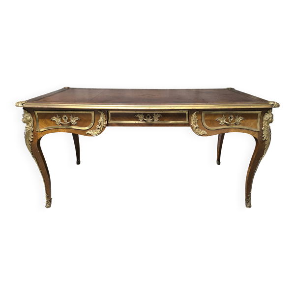 Bureau plat de style Louis XV en acajou, marqueterie, cuir et bronzes
