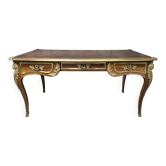 Bureau plat de style Louis XV en acajou, marqueterie, cuir et bronzes