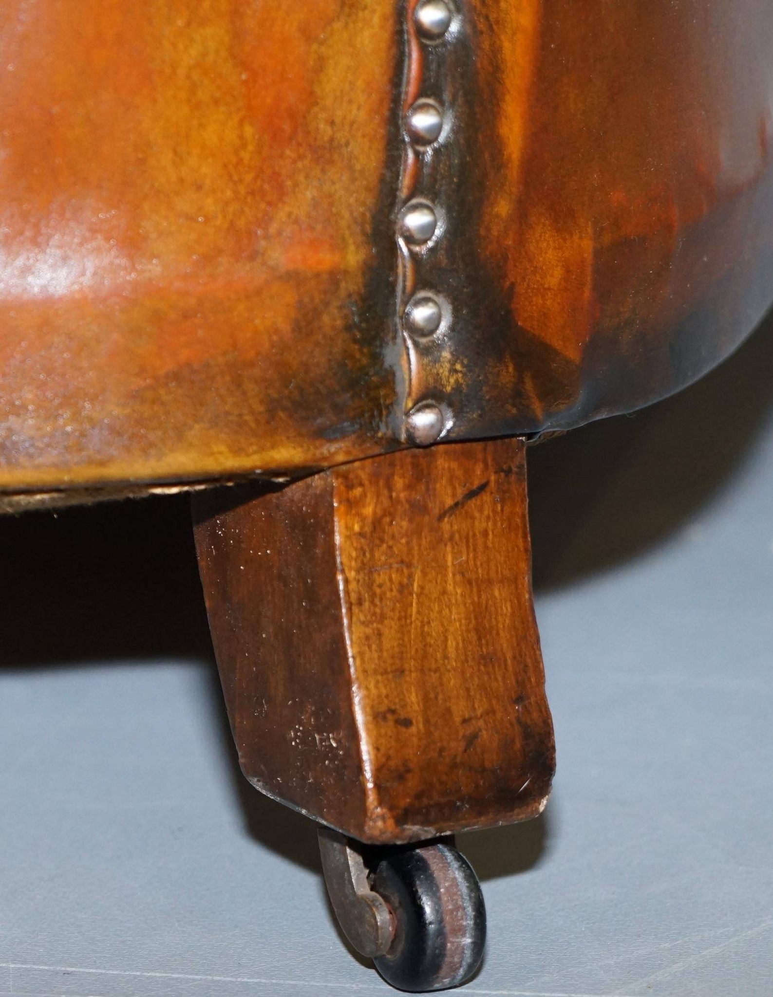 Victorian Chesterfield canapé from 1890 in restored leather, stamped Cornelius V. Smith.
