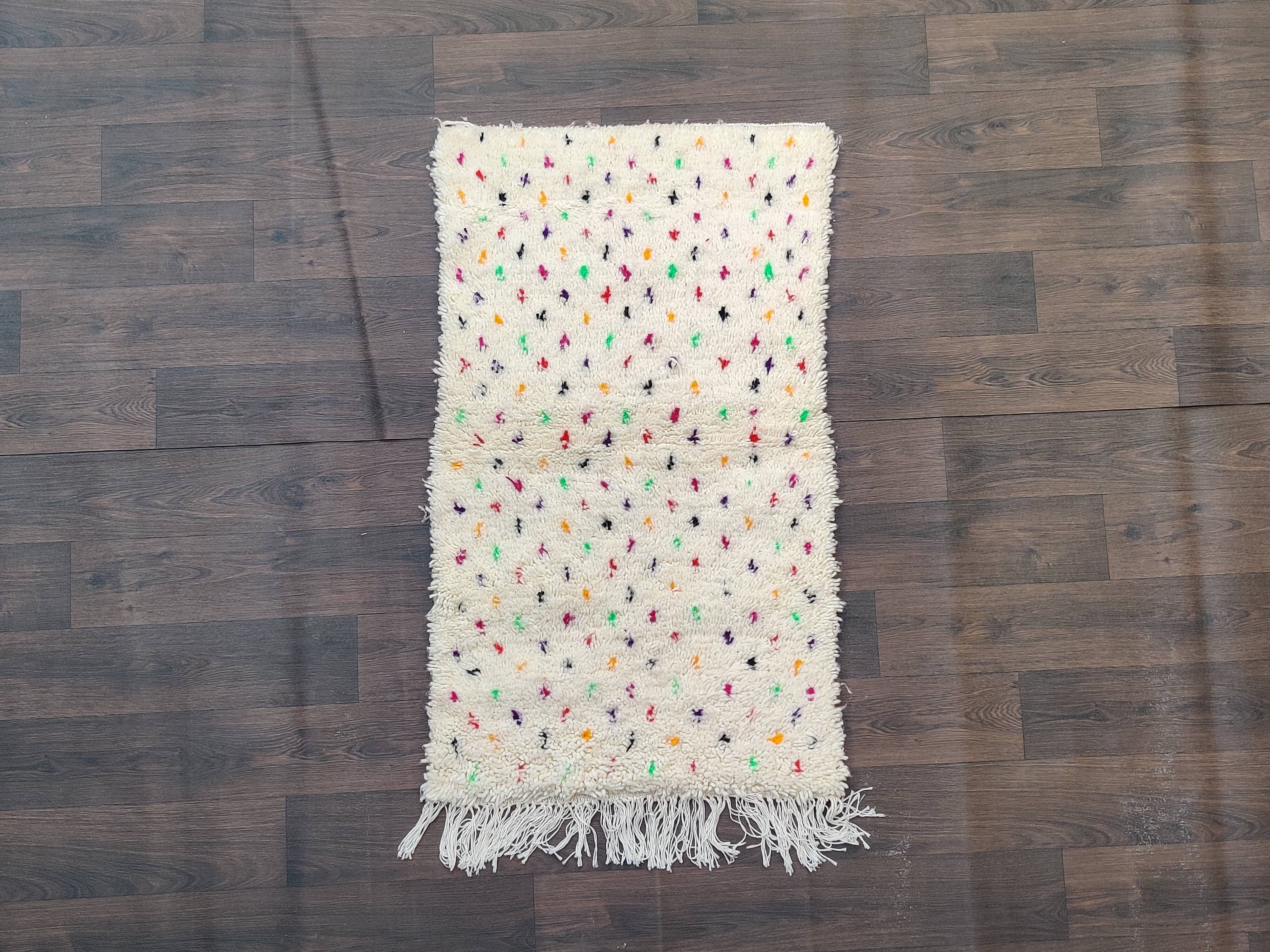 Tapis de chambre berbère pois coloré