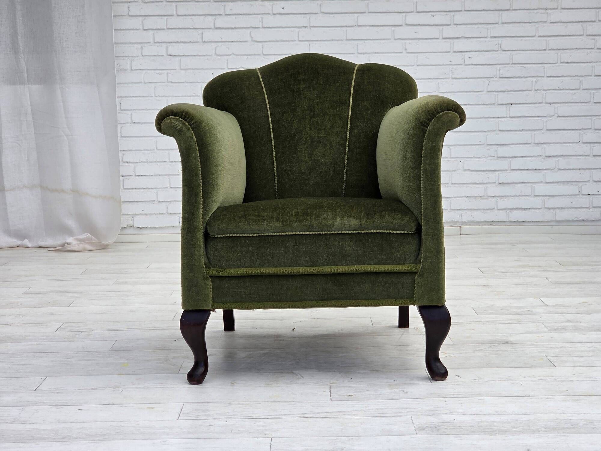 Fauteuil danois des années 1950, velours vert, pieds en frêne.