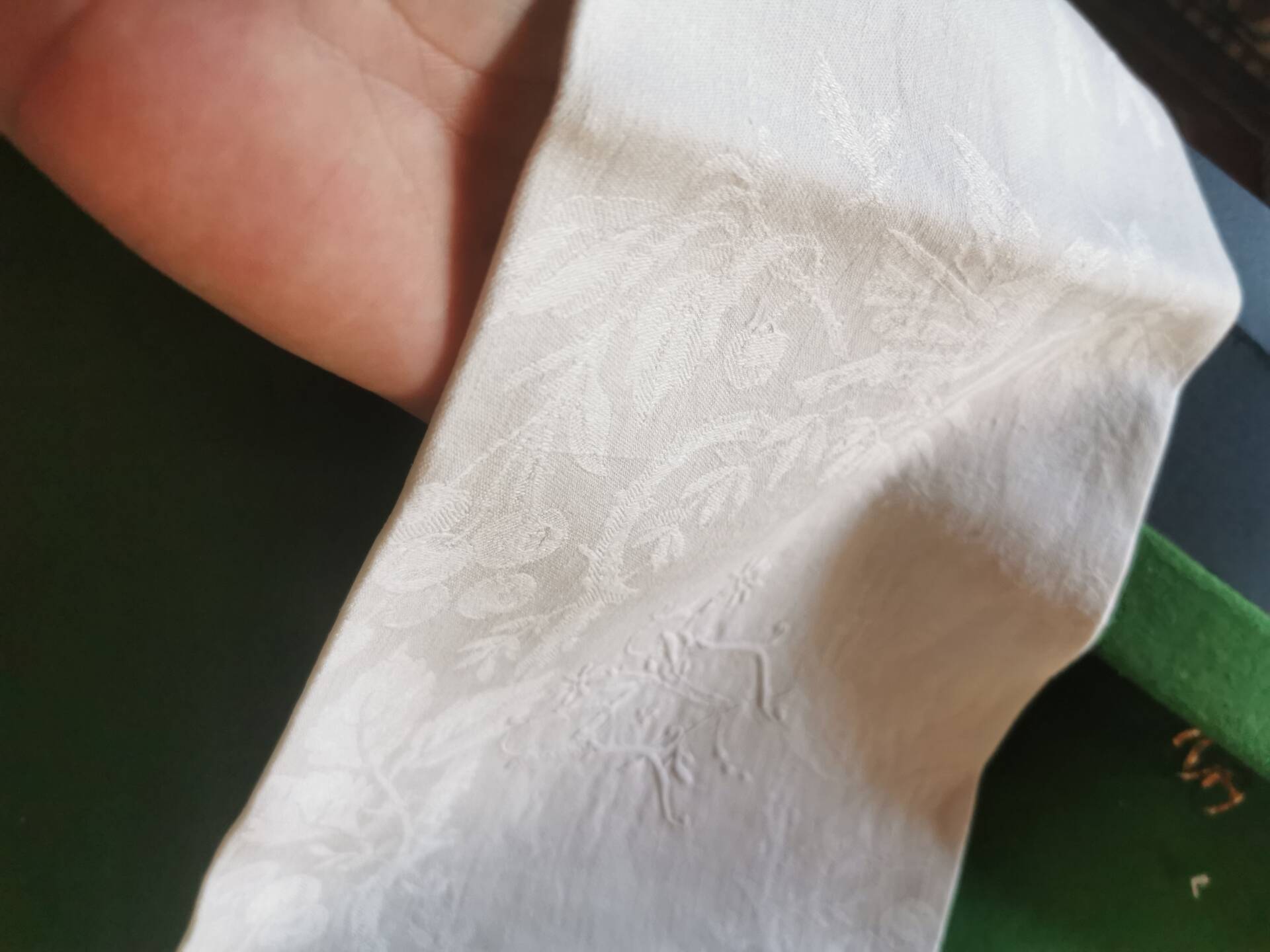 12 damask linen table napkins with an antique silk monogram from the 19th century.
