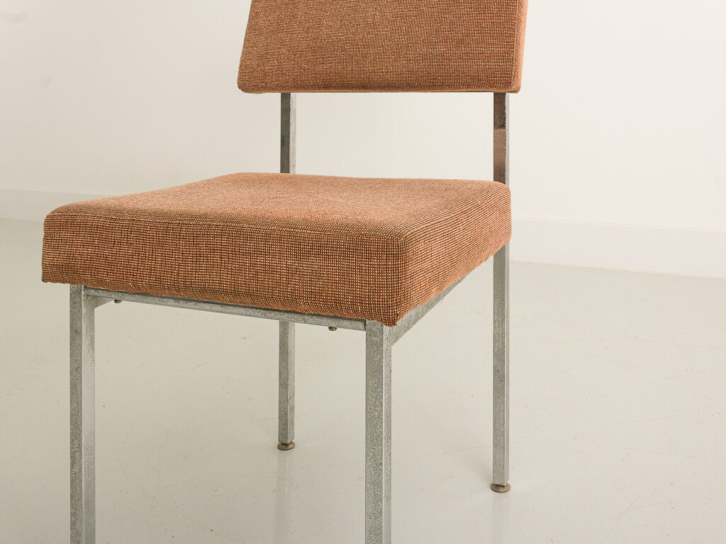 Chaise de bureau avec une structure en acier chromé et dossier large