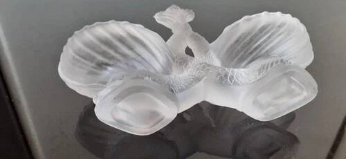 Saleron double forme, poissons entrelacés en verre opaque blanc