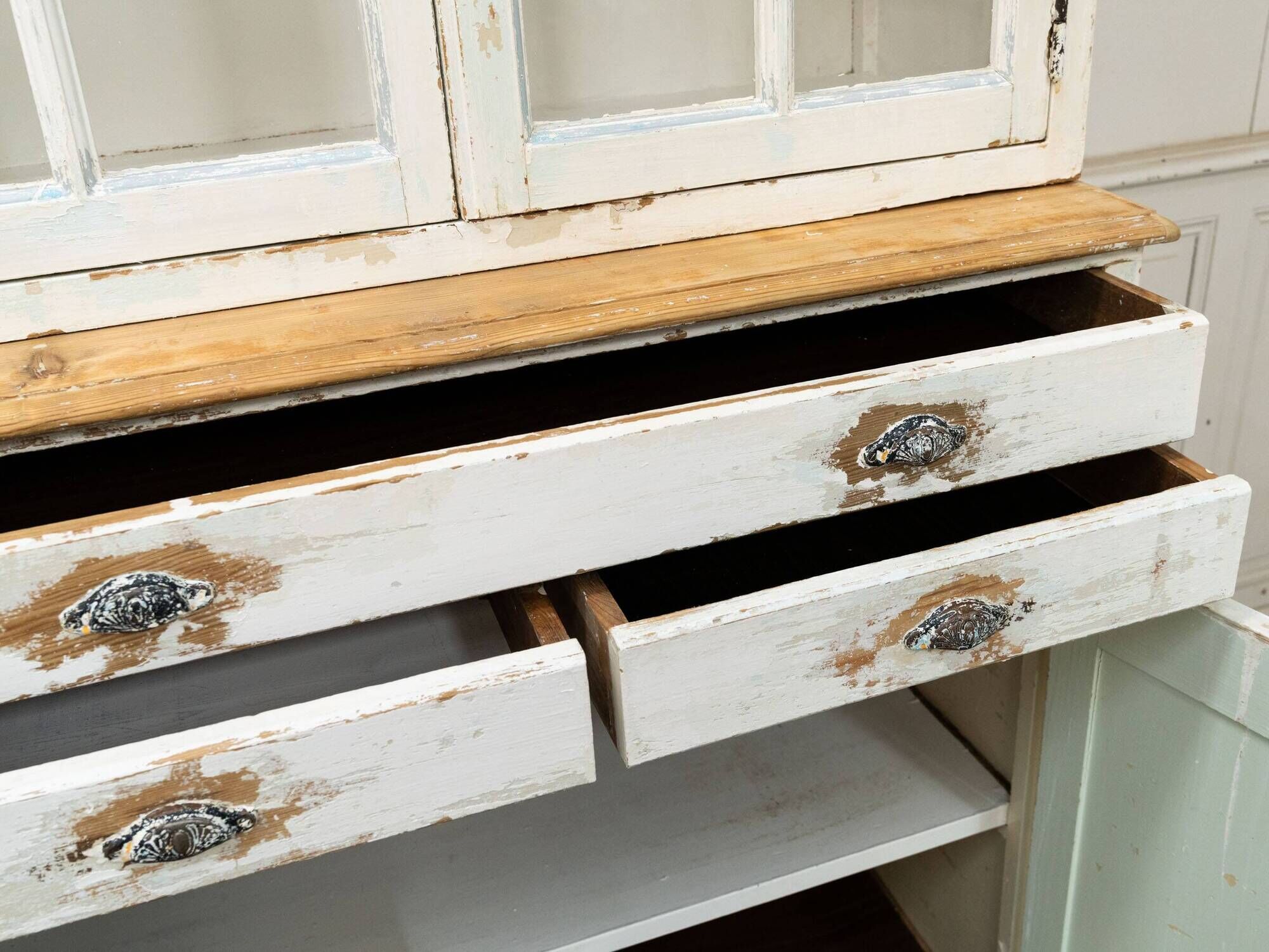 Very large antique pine dresser, 1950, beautiful original patina.