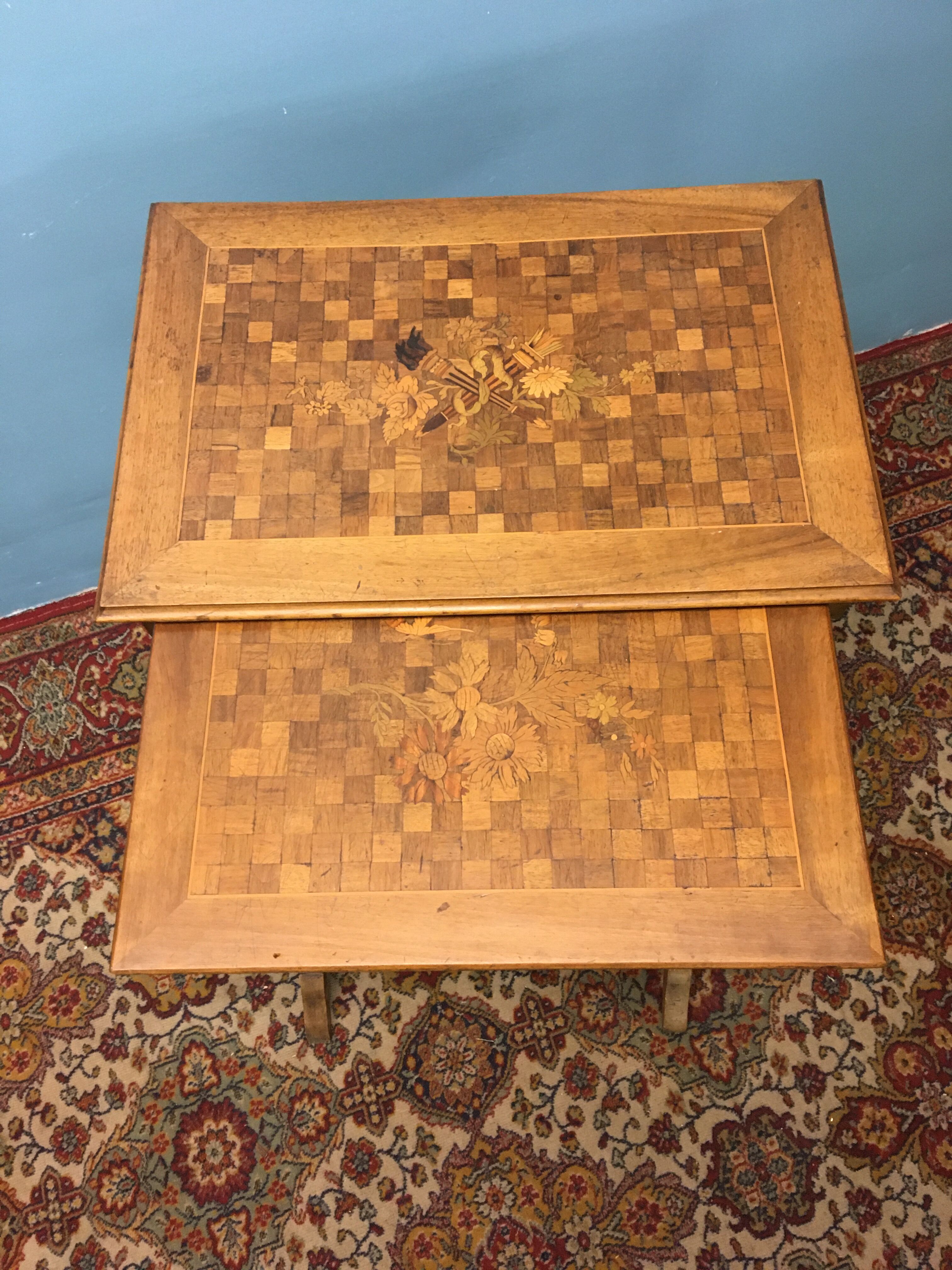 Tables gigognes anciennes Art Nouveau en marqueterie