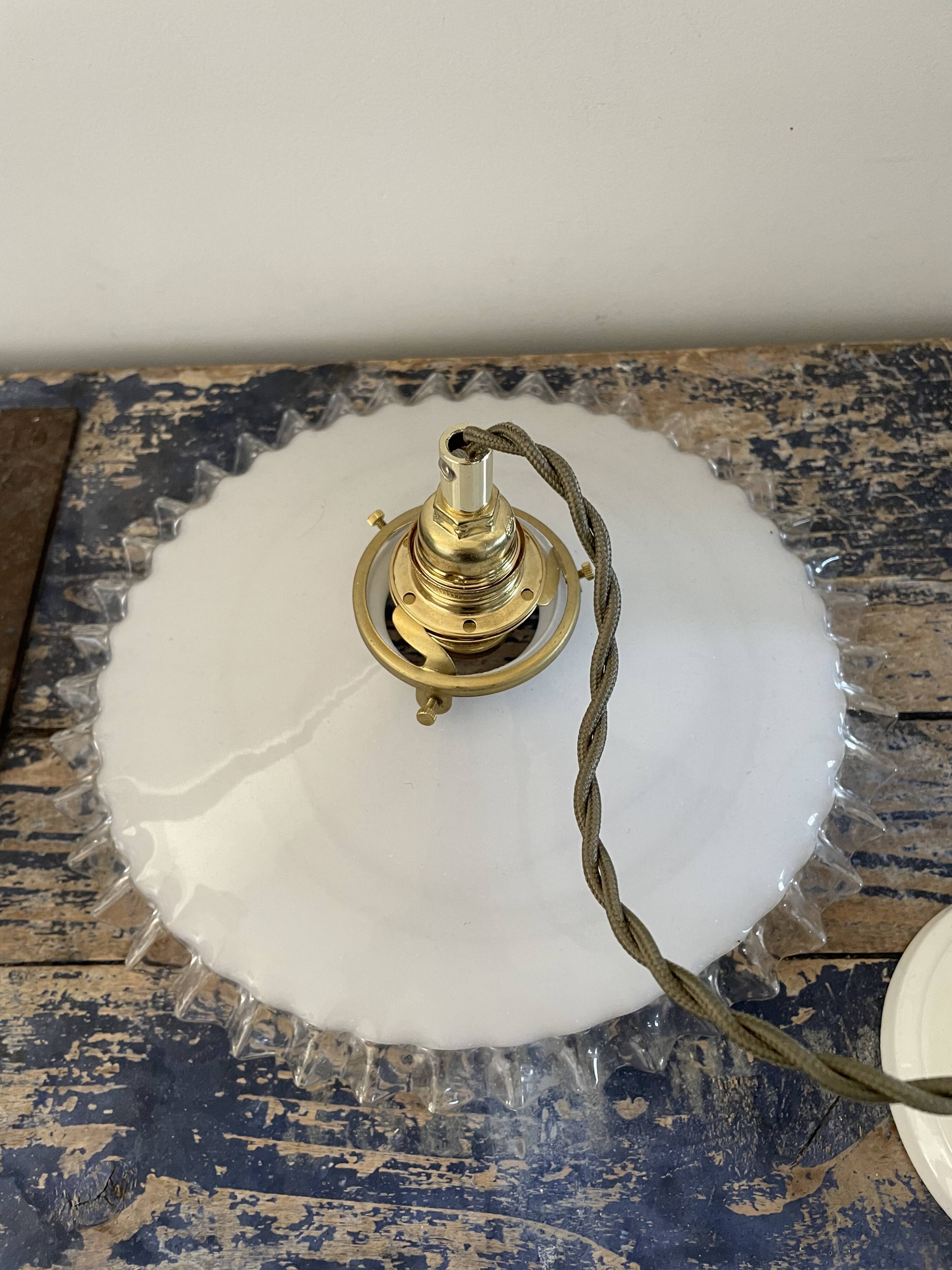 Vintage suspension in electrified white opaline to nine