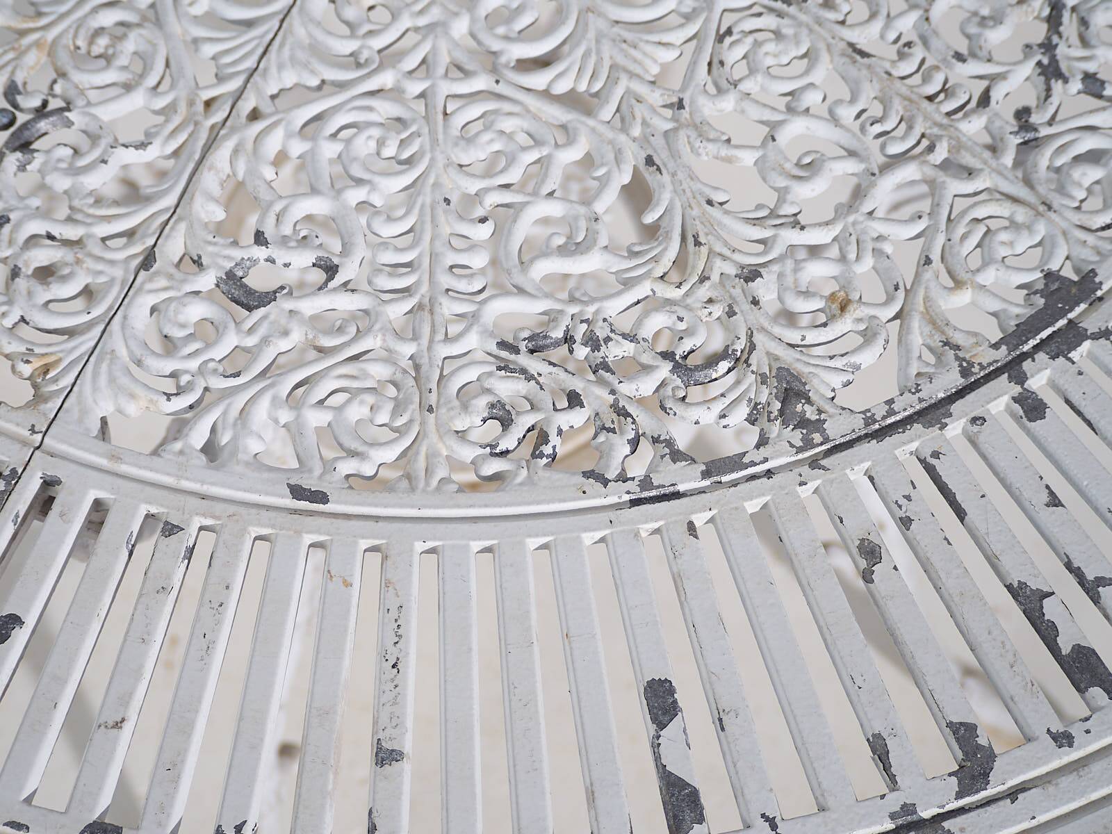 Vintage white garden table and chairs (c.1950). Set of 5 pieces.