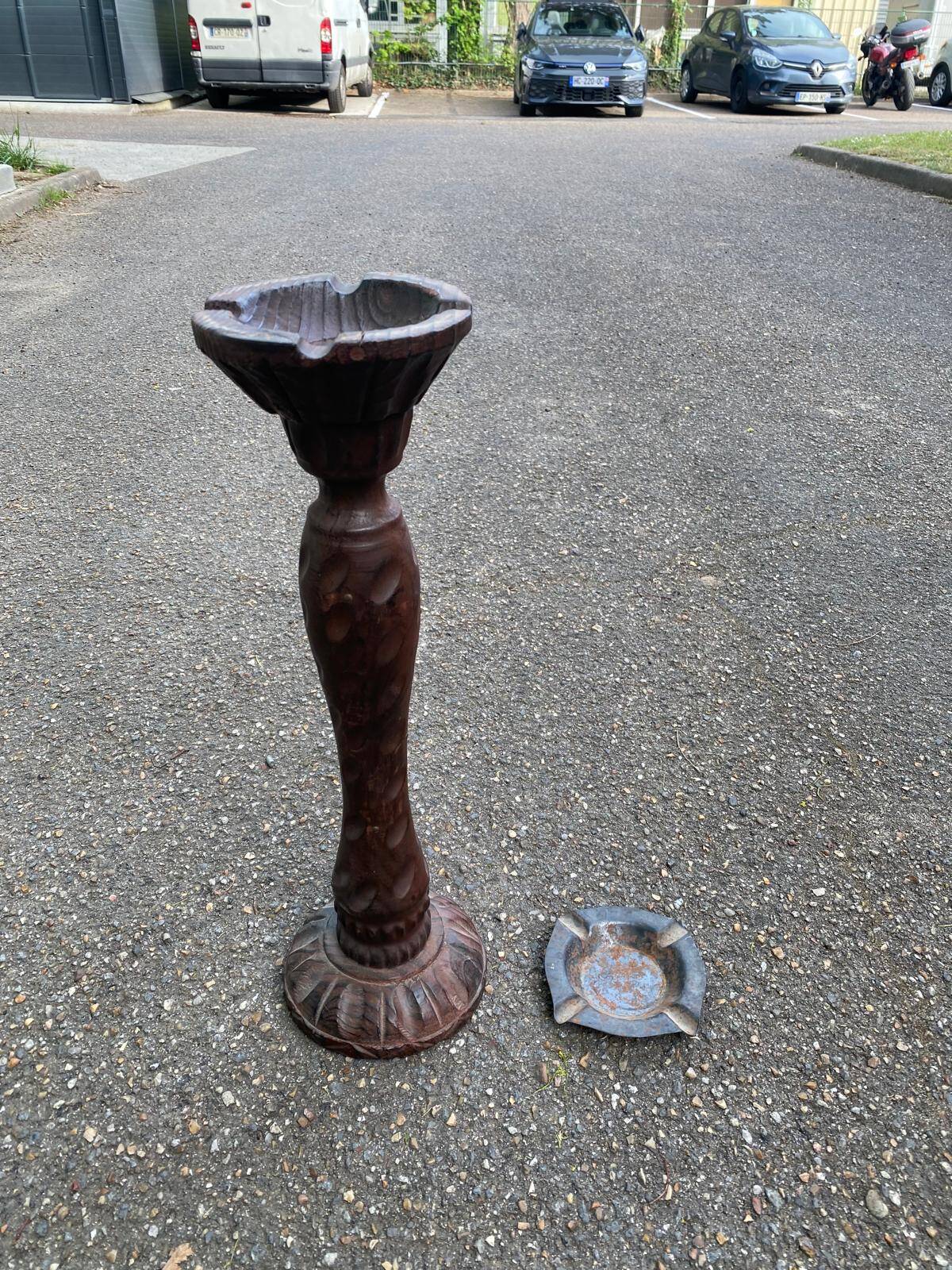 Round candle holder in turned carved wood