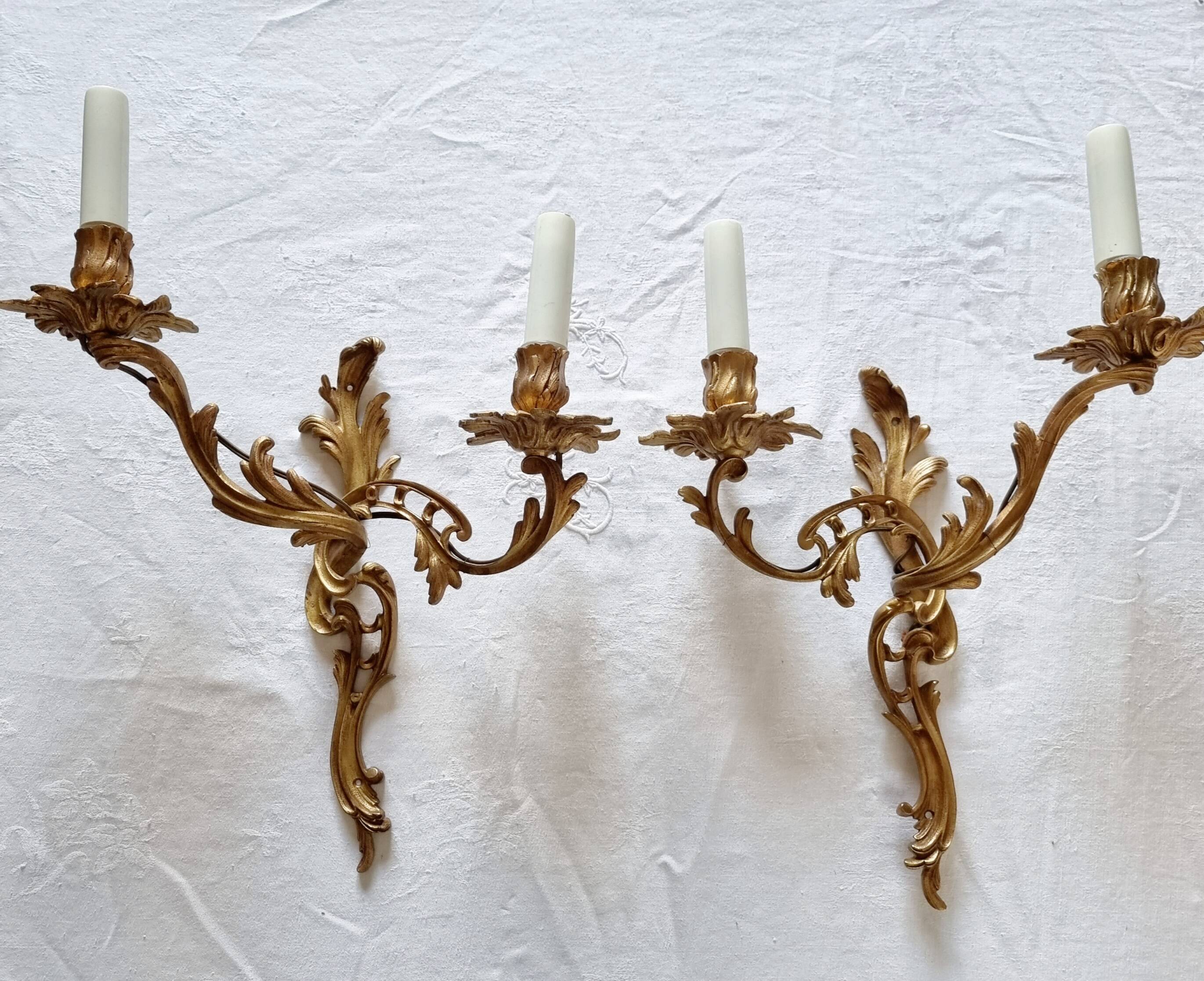 Pair of vintage French wall sconces in bronze, Louis XV Rococo style.