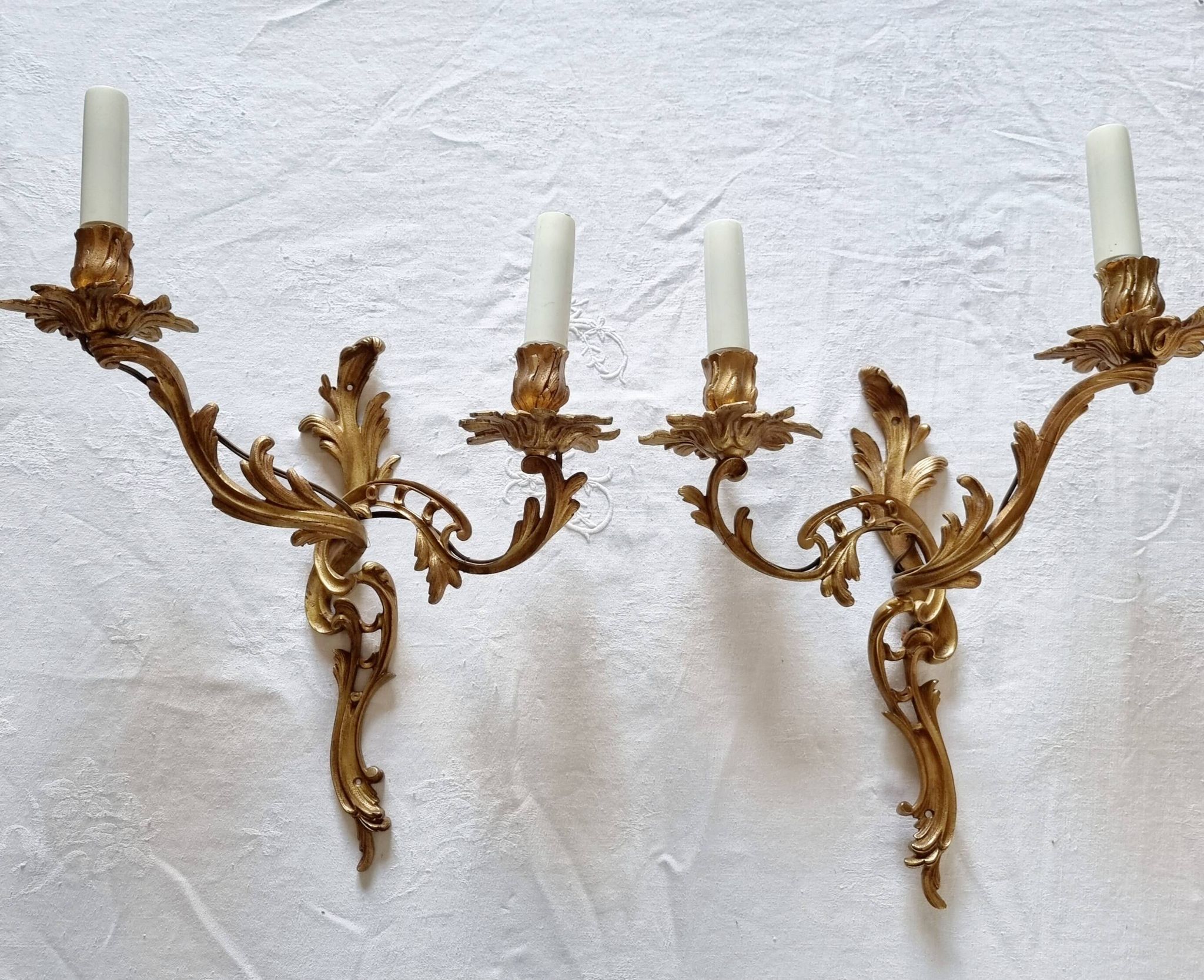 Pair of vintage French wall sconces in bronze, Louis XV Rococo style.