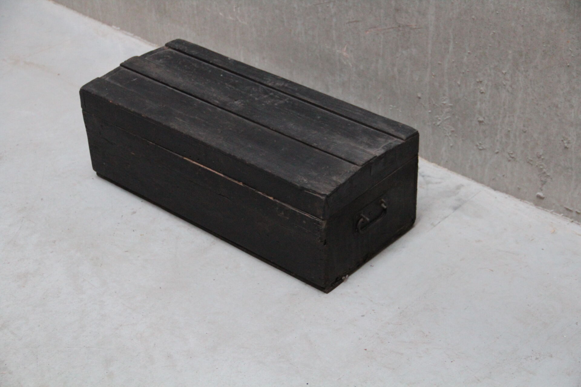 Coffre ancien noir en bois
