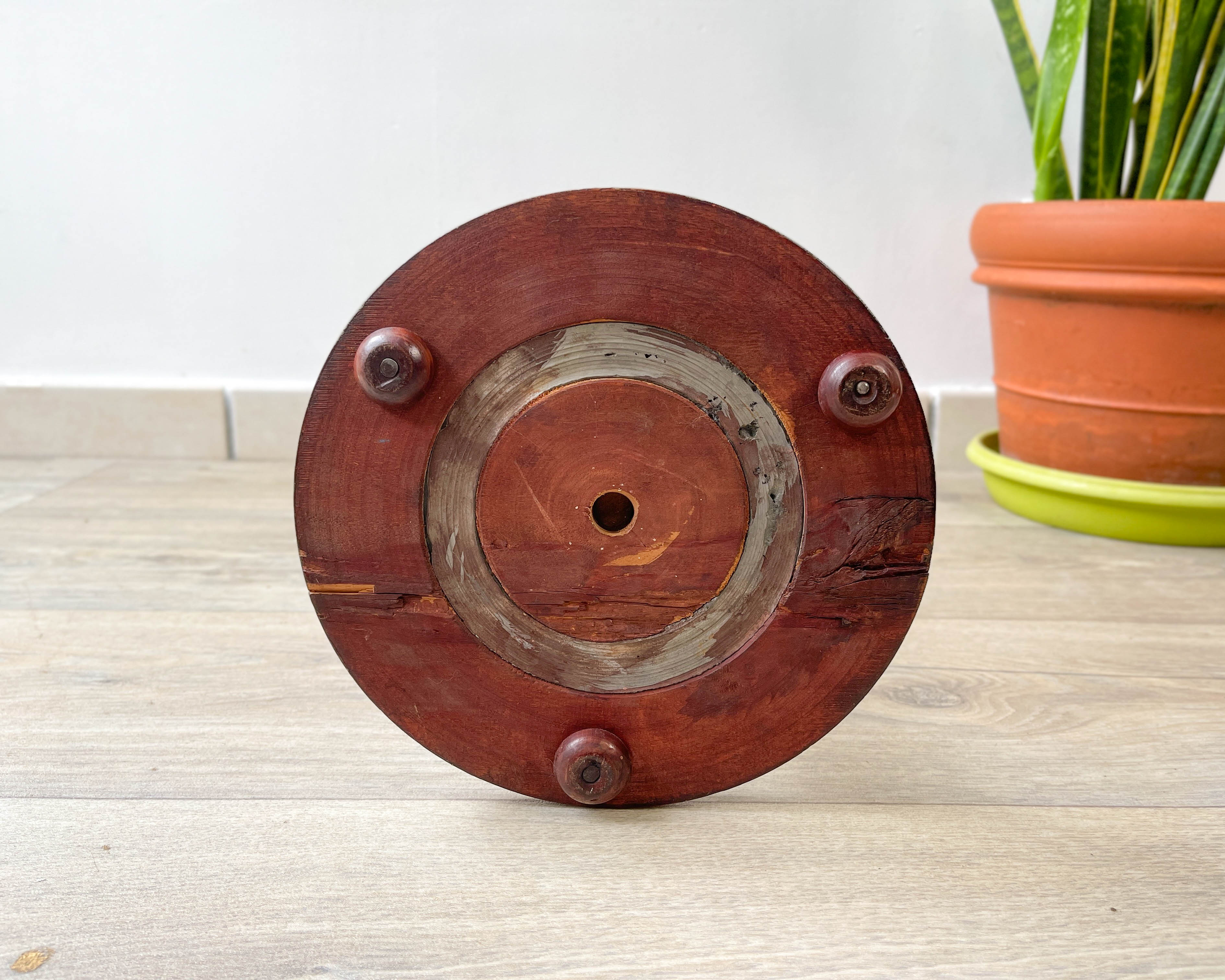 Wooden ashtray on foot 1960s par-fumee