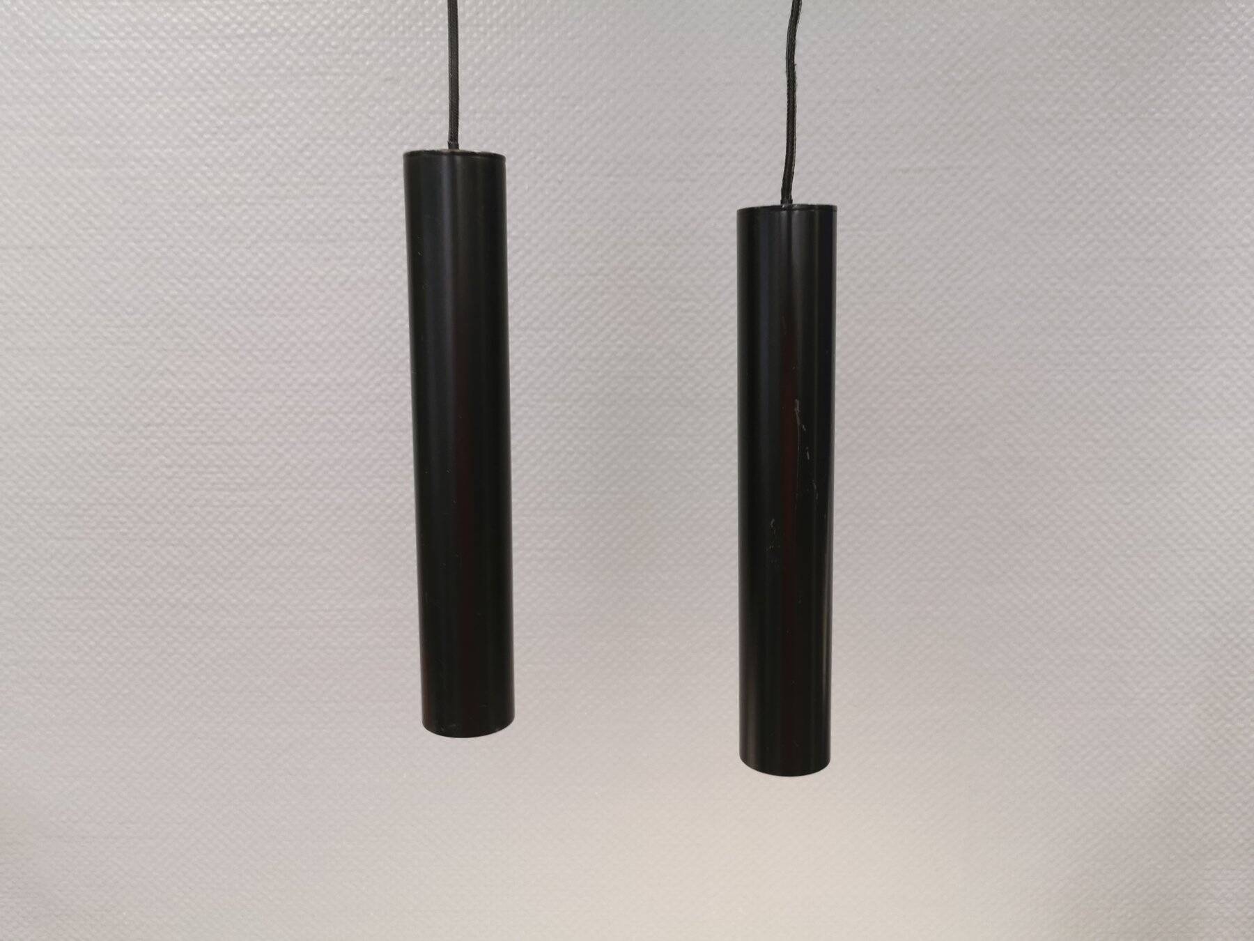 Deux suspensions de forme cylindrique en laque noire