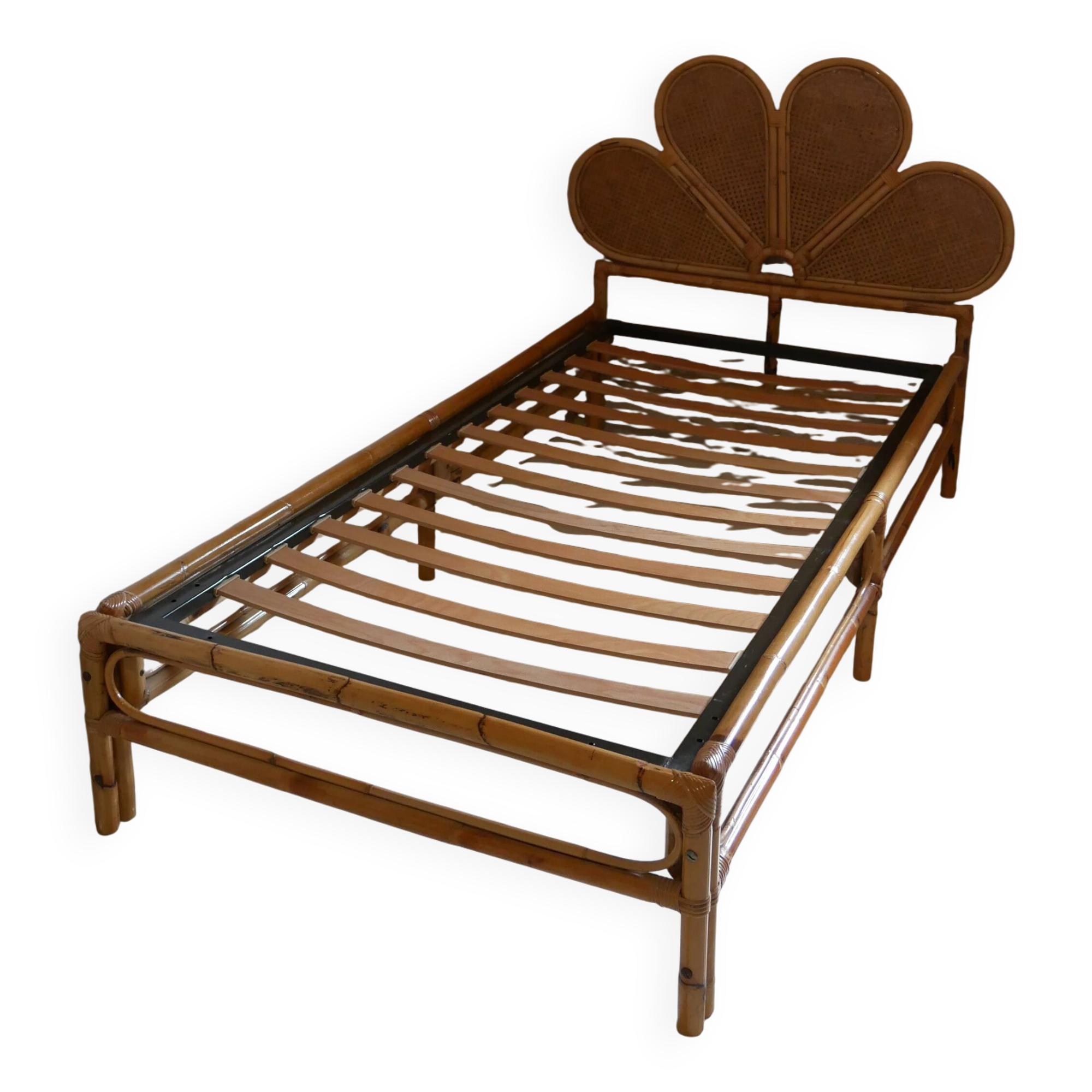 Vintage rattan shell bed