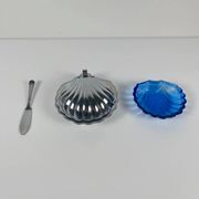 Beurrier coquillage en métal et insert bleu, 1970 avec couteau