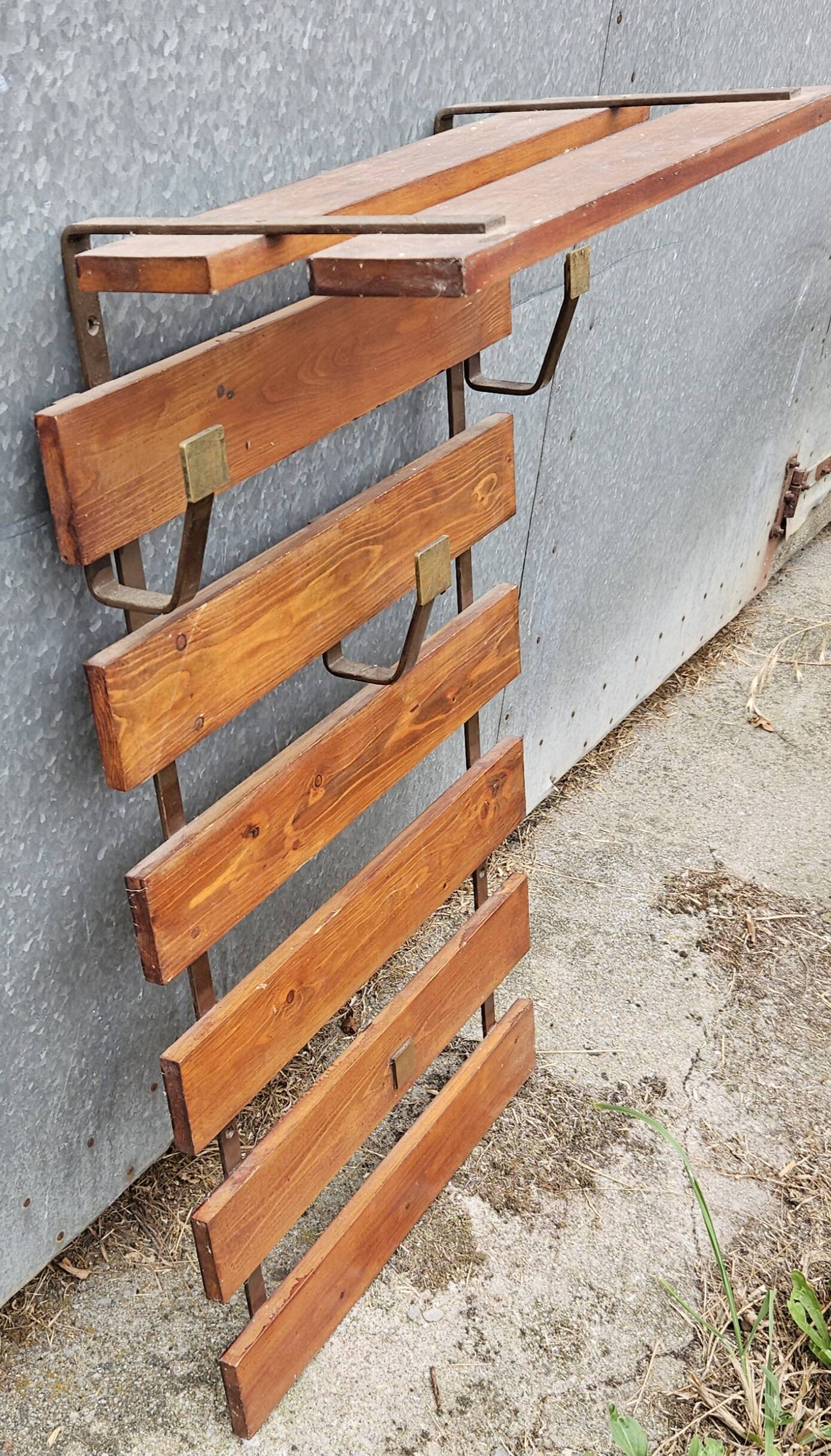 Wall-mounted coat rack in iron and wooden slats