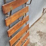 Wall-mounted coat rack in iron and wooden slats