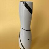Vase noir et blanc en porcelaine