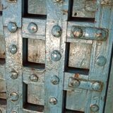 Porte ancienne bleue en bois avec croisillons
