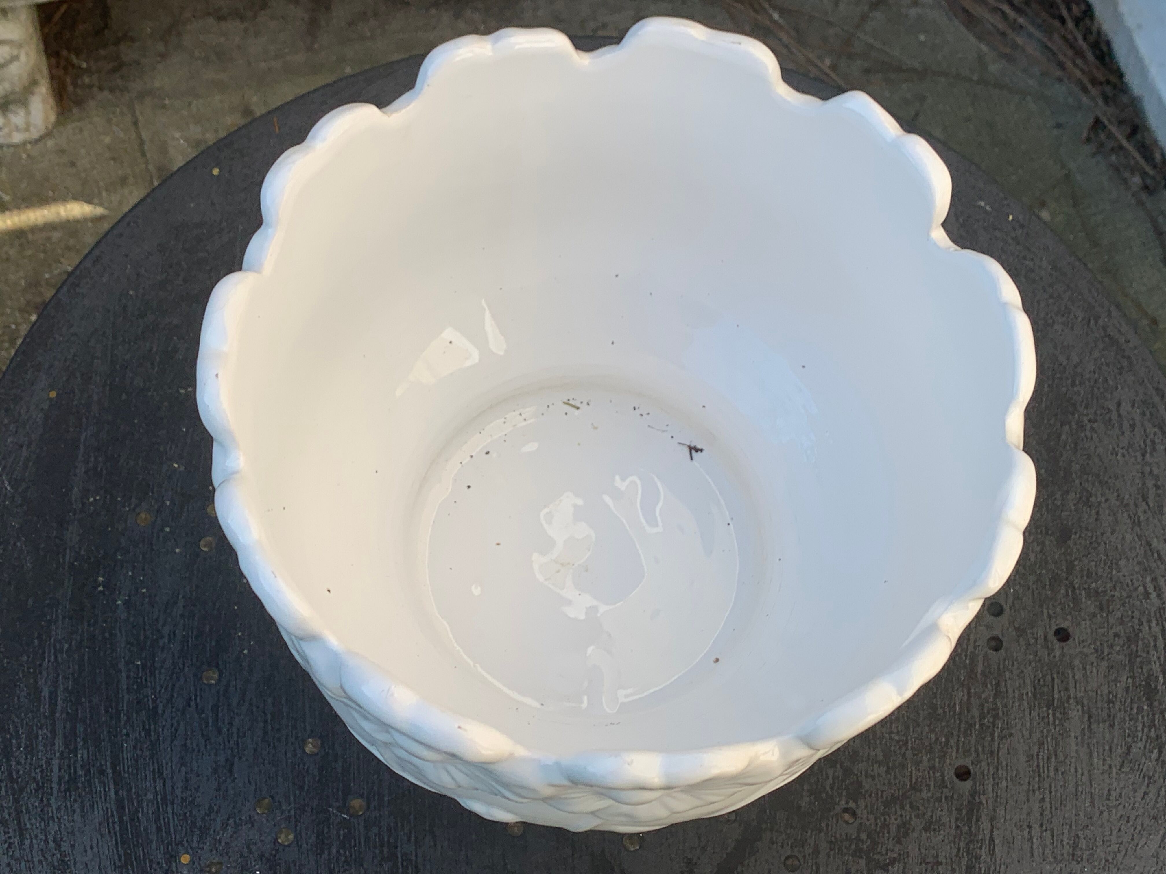 Pot cover in ceramic slurry glazed white floral pattern