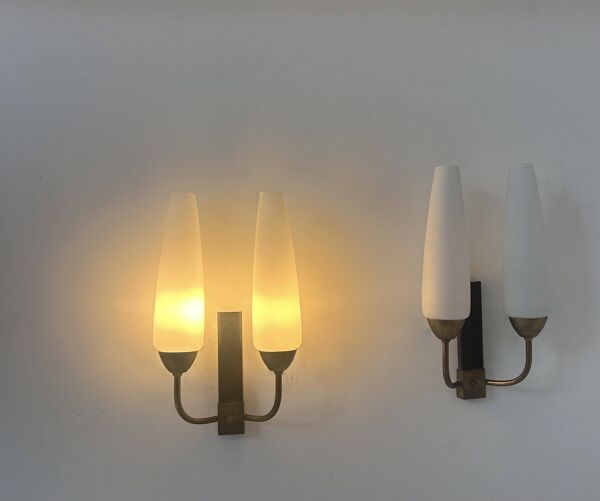 Paire d'applique double vintage, laiton et opaline, France 1950