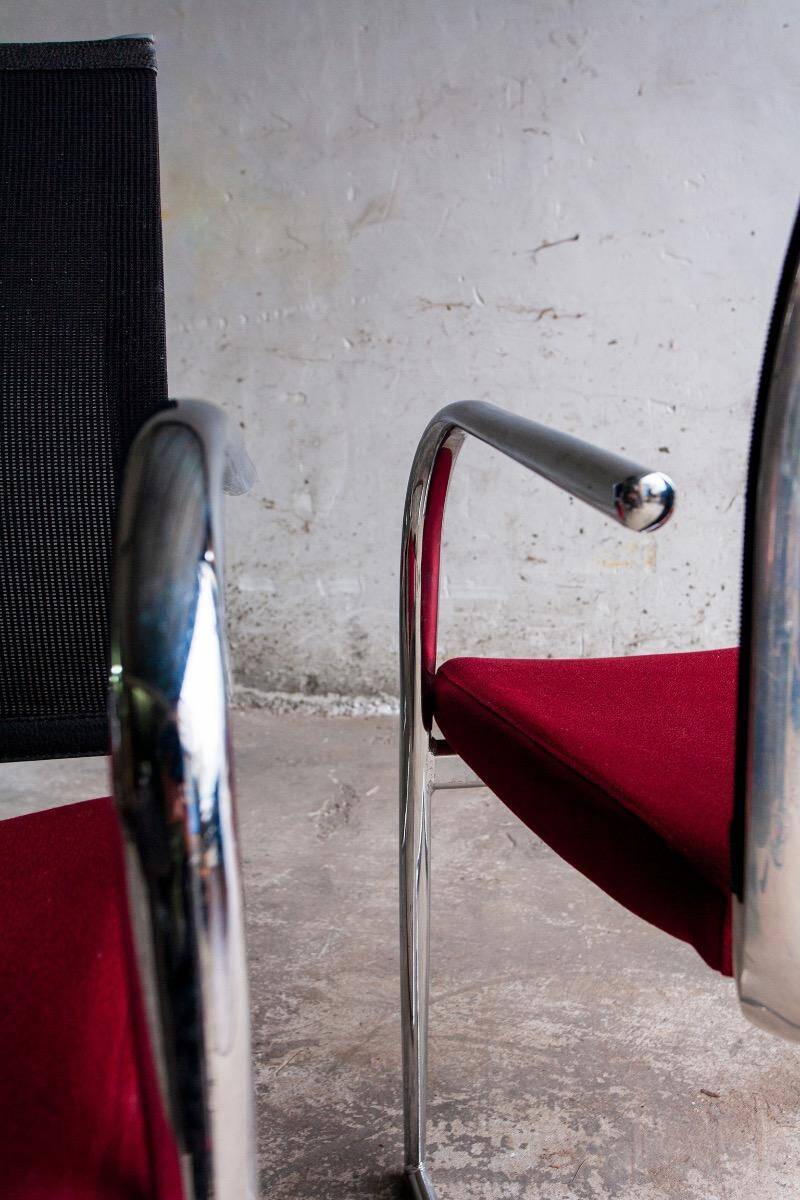 Lot de 4 chaises cantilever avec assise bordeaux et dossier en maille