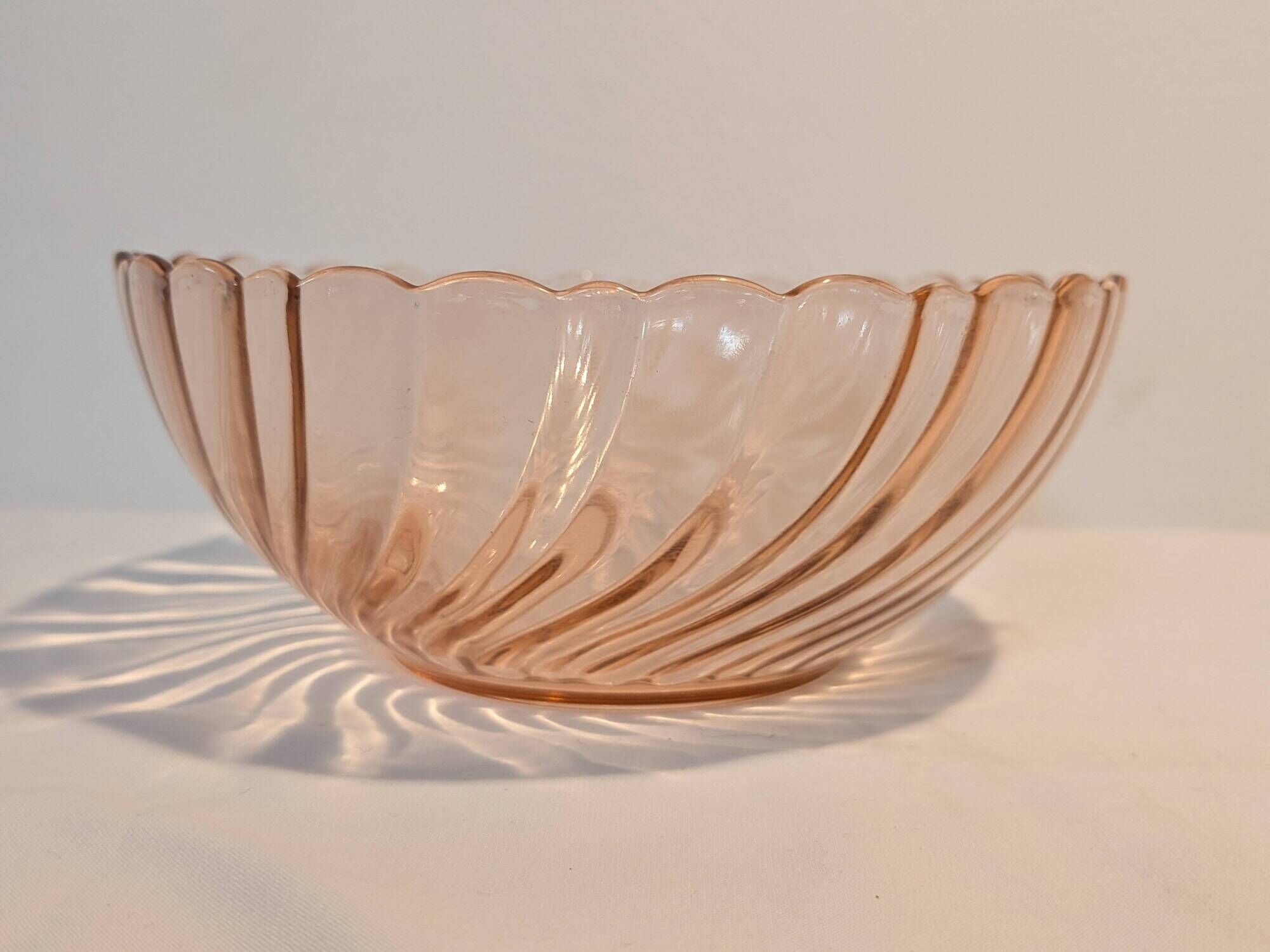 Very pretty vintage Arcoroc France bowl, model Rosaline, in powder pink glass.