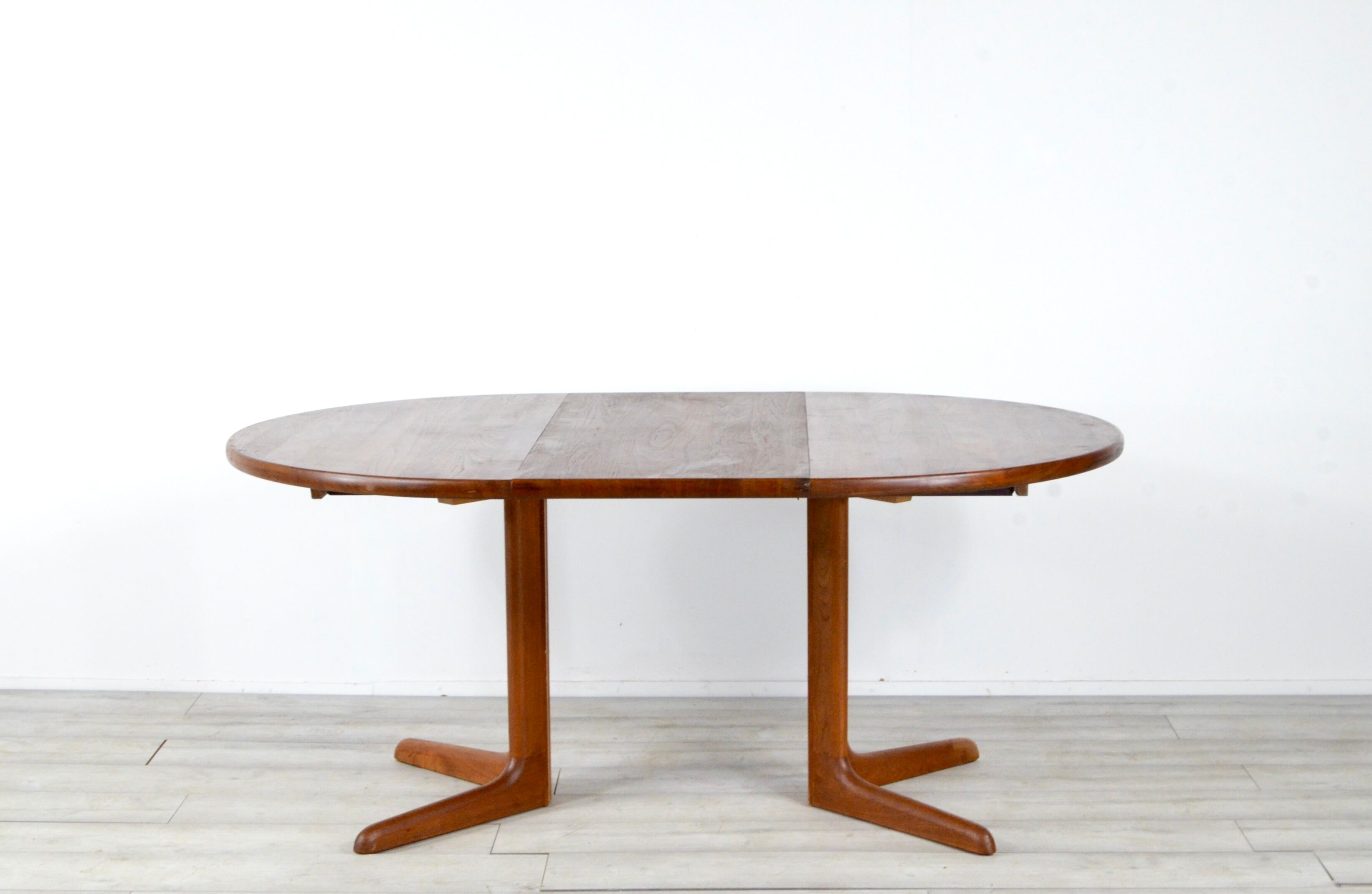Midcentury Danish Extending Round Teak Table by Skovby. Vintage Modern / Scandinavian Style /Retro.