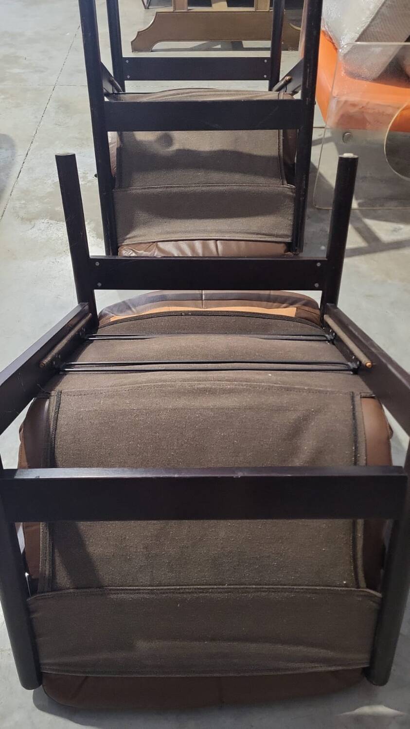 Paire de fauteuils en cuir