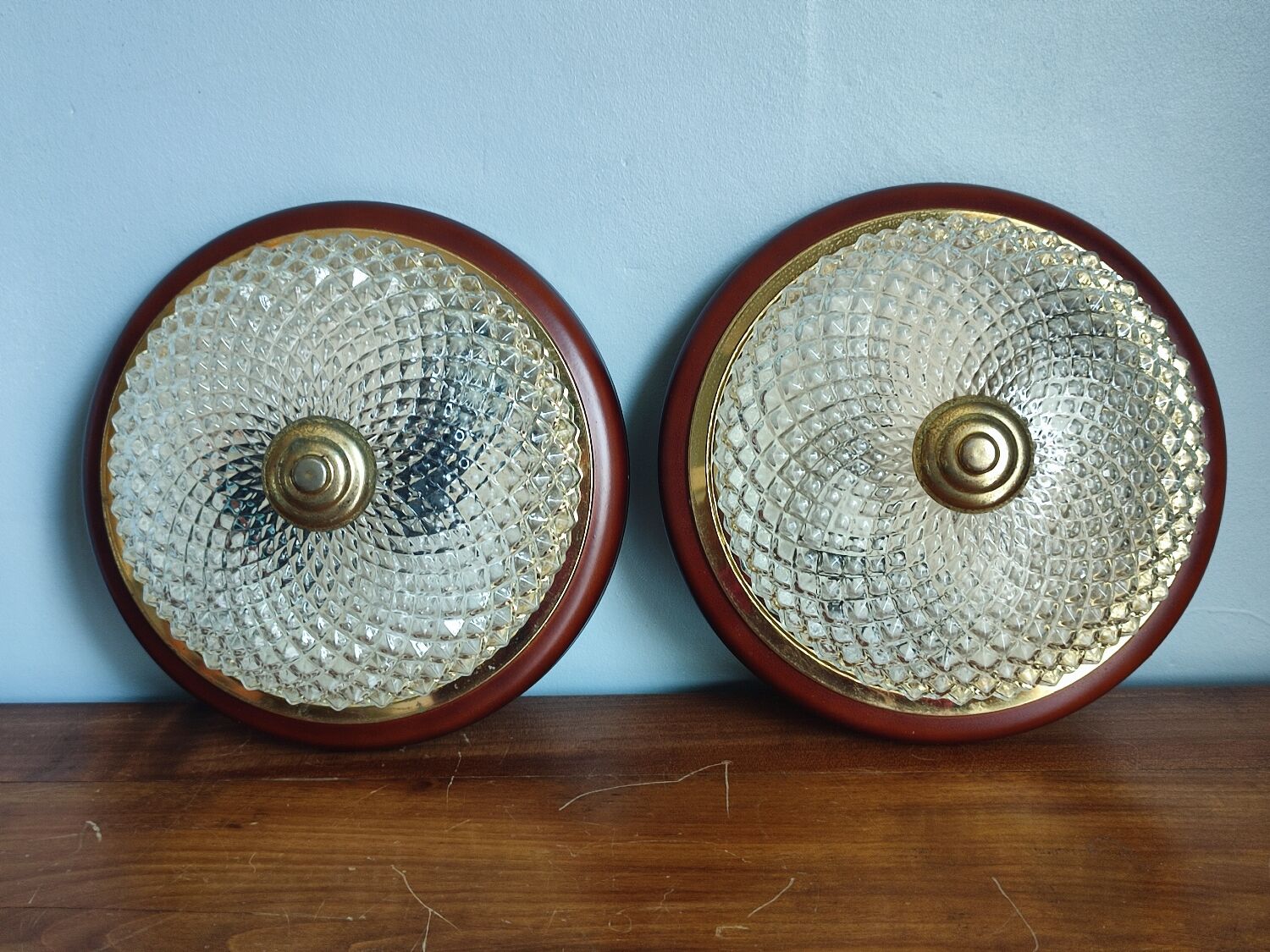 Lot de deux plafonniers en verre et laiton vintage