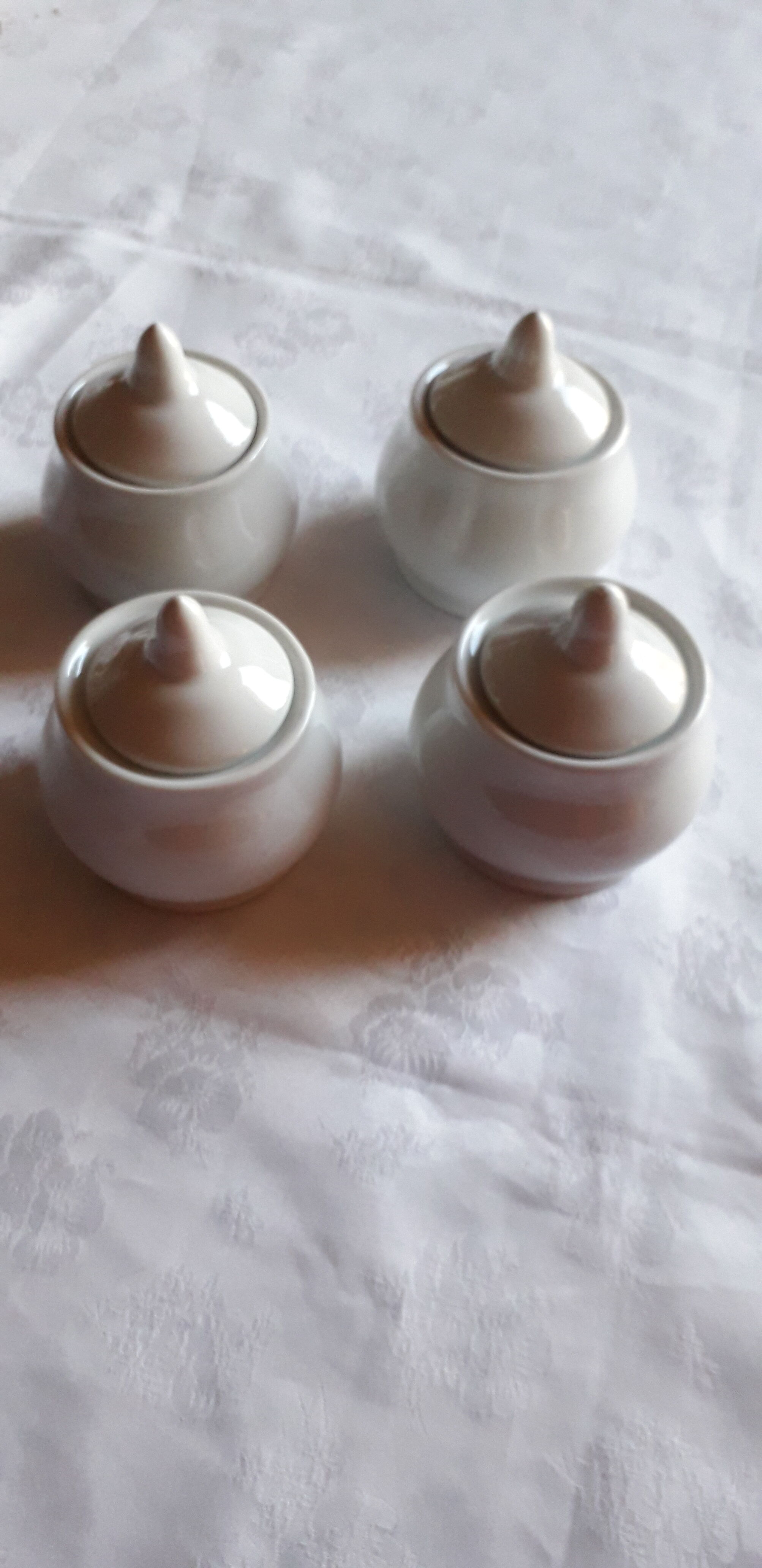 Set of 4 small covered pots in white porcelain