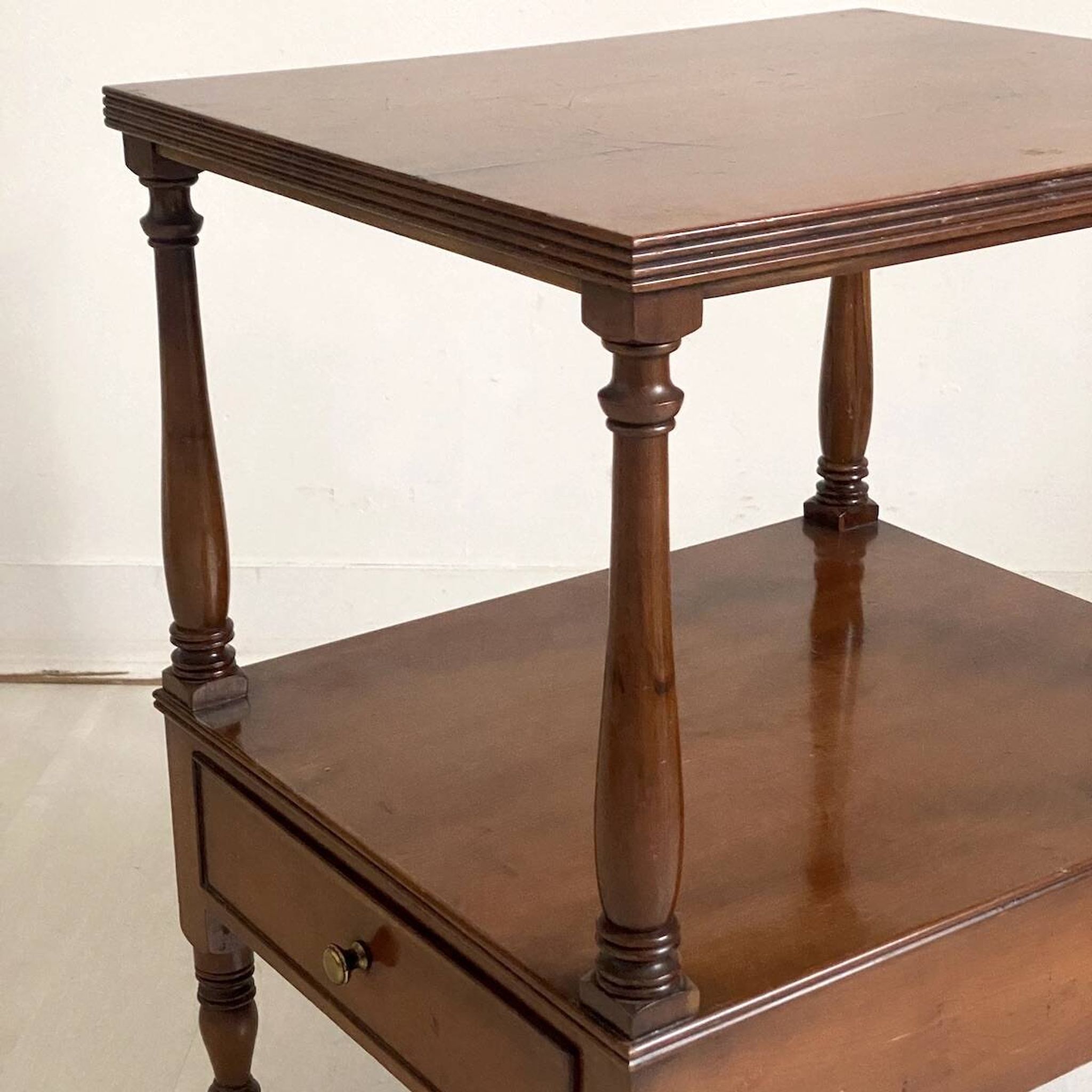 Table d'appoint desserte en acajou et placage d'acajou XIXème siècle