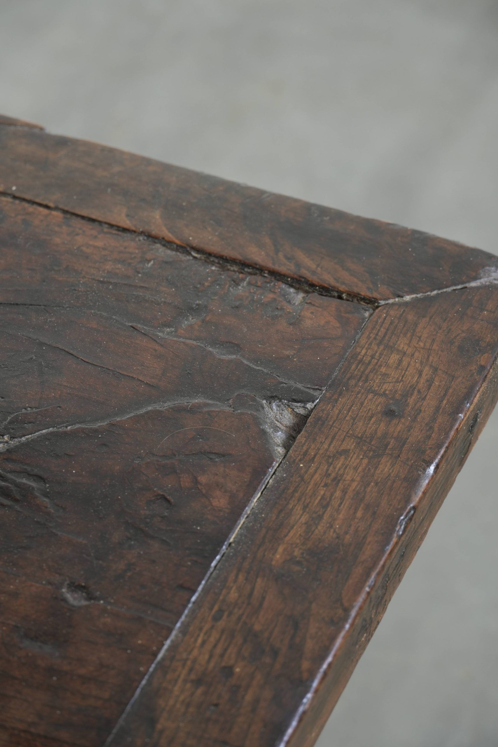 Table basse en bois de châtaignier du XVIIIe siècle d'Europe du Sud